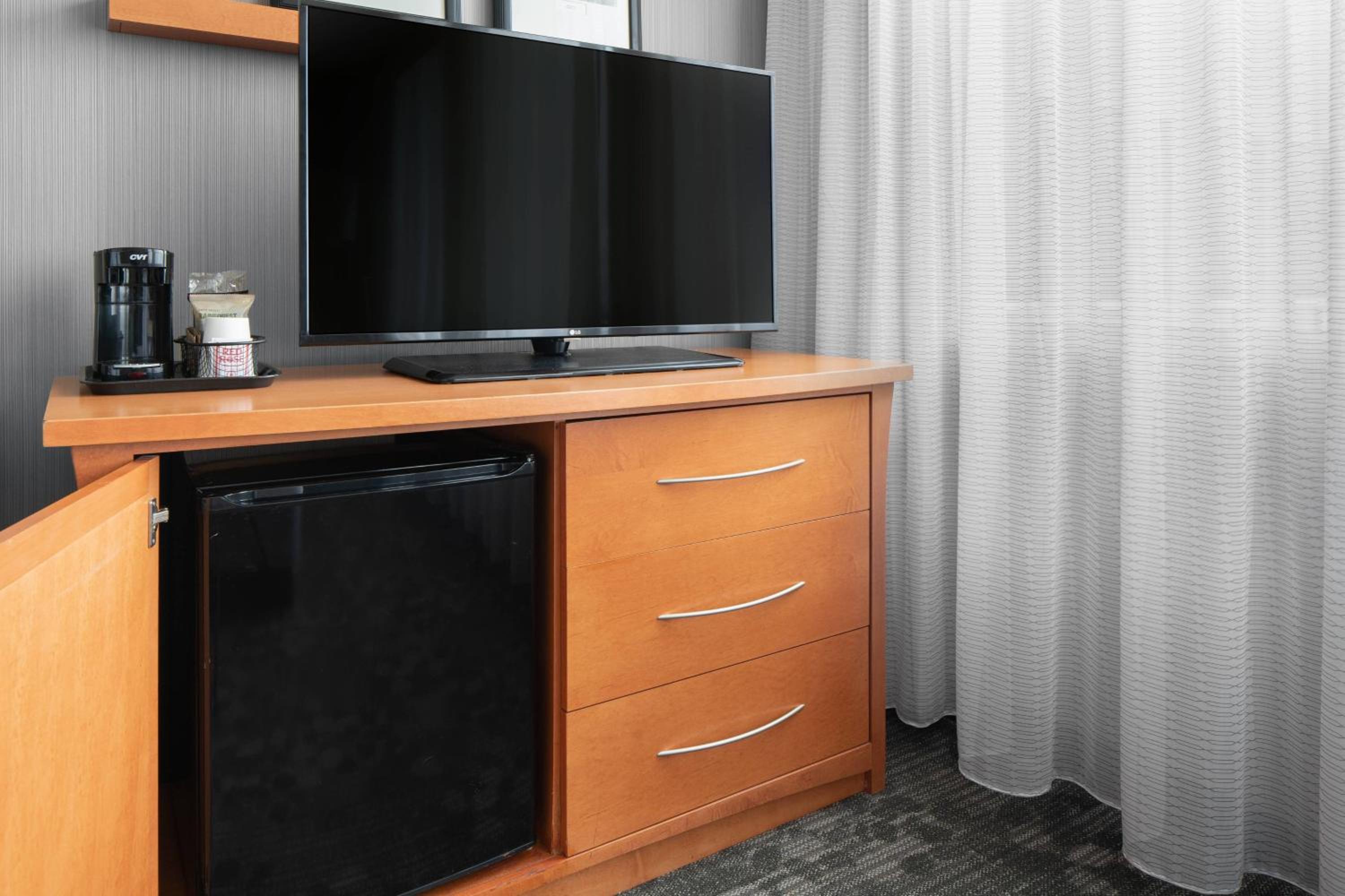 Queen Room with Two Queen Beds - Photo 4