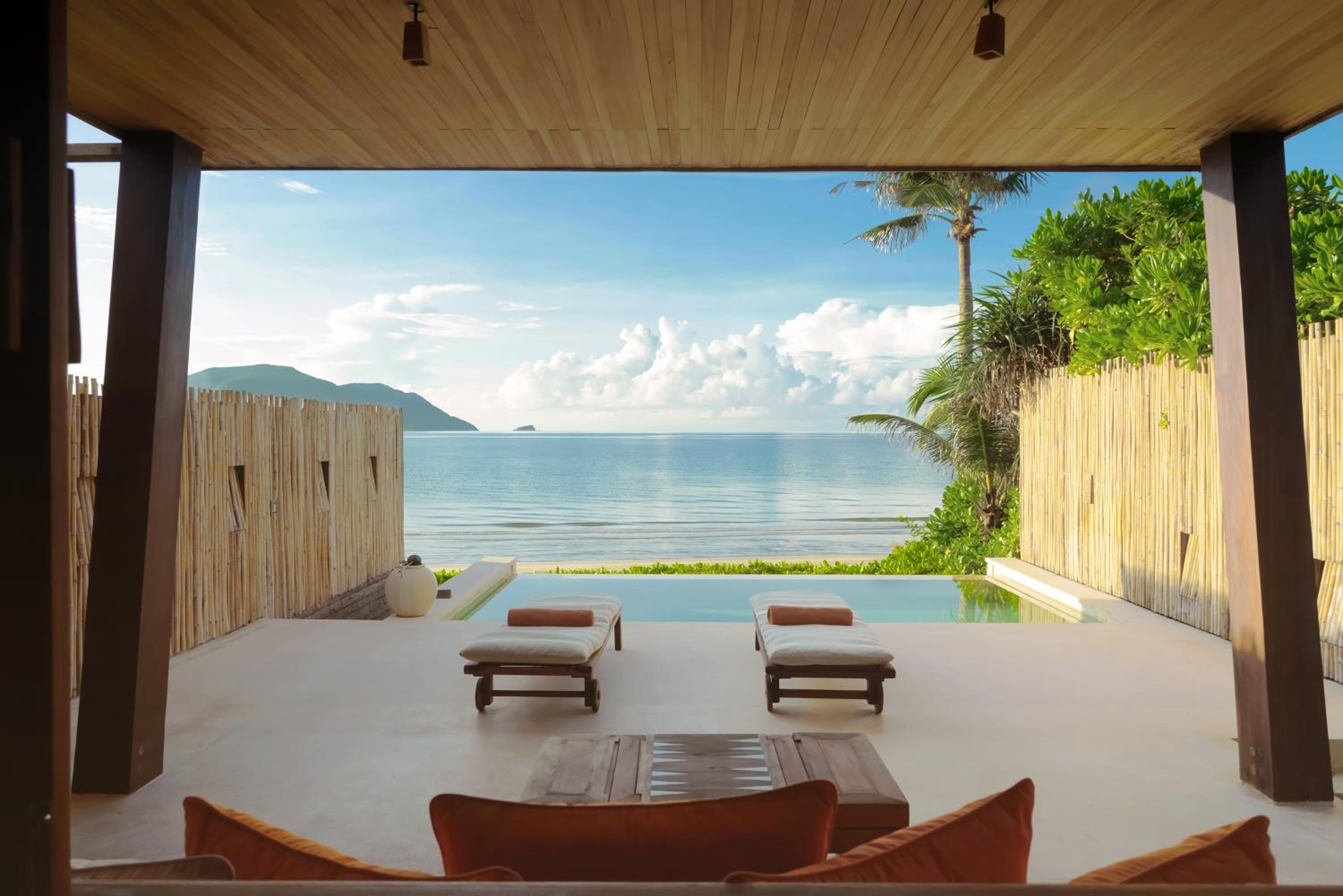 Beachfront Deluxe Pool Villa photo 3