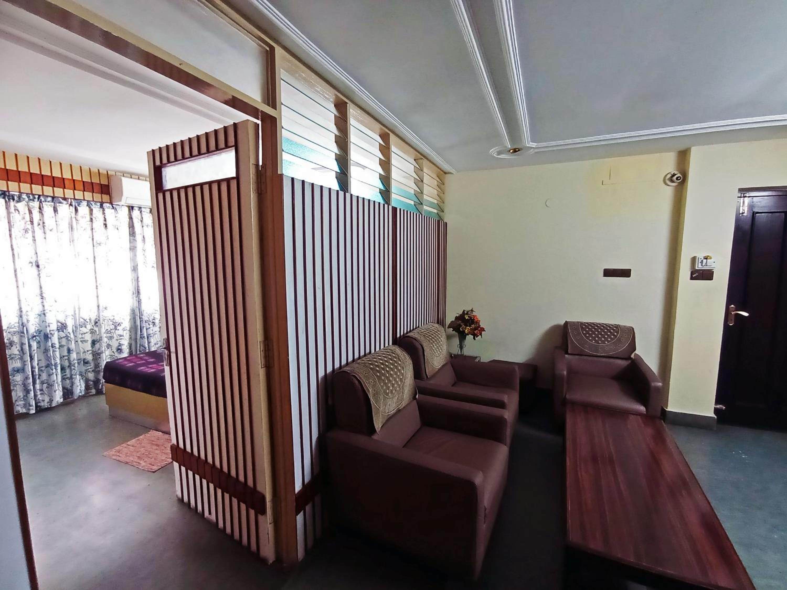 Executive Suite - Photo 13