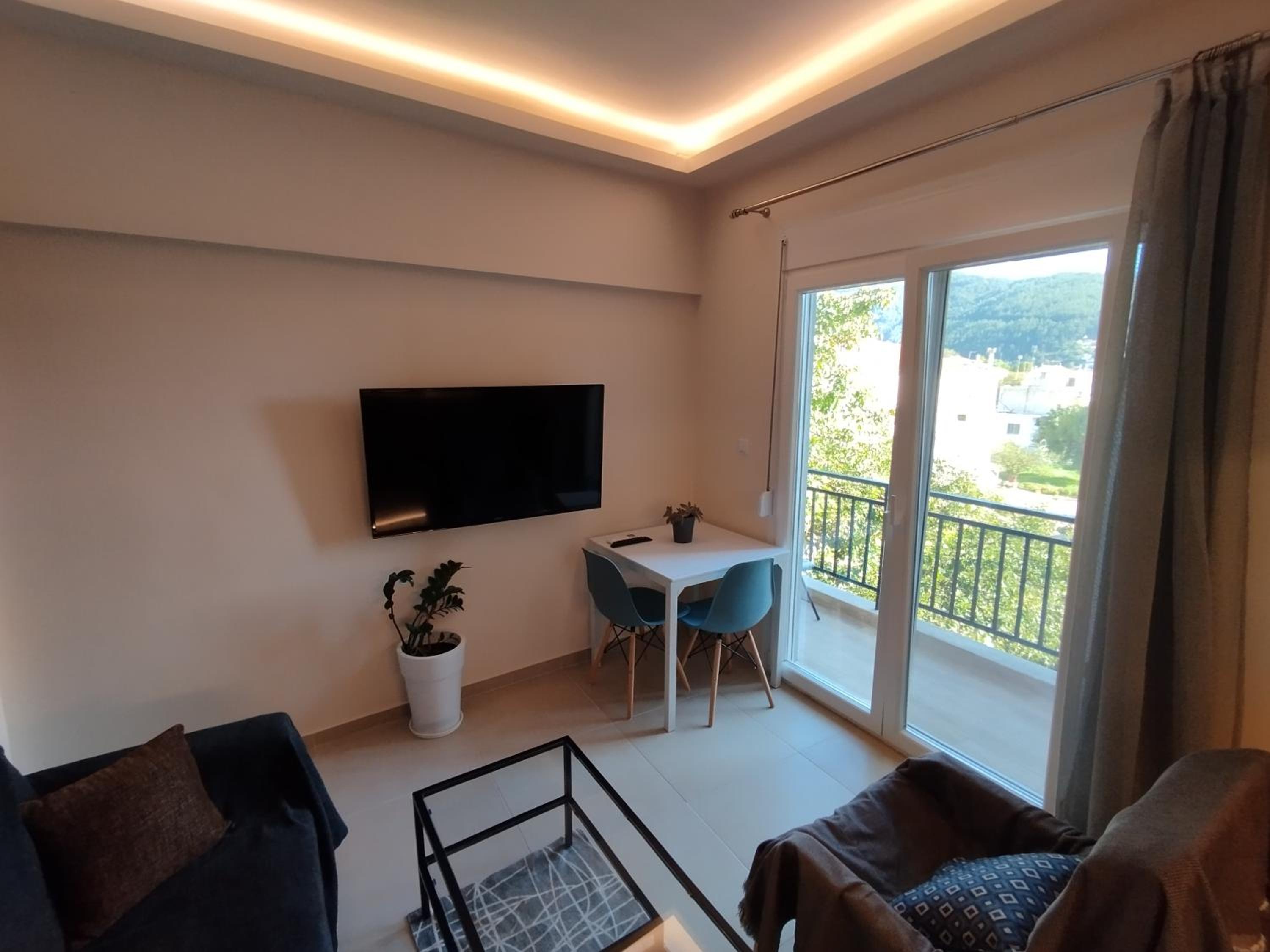 One-Bedroom Apartment photo 1