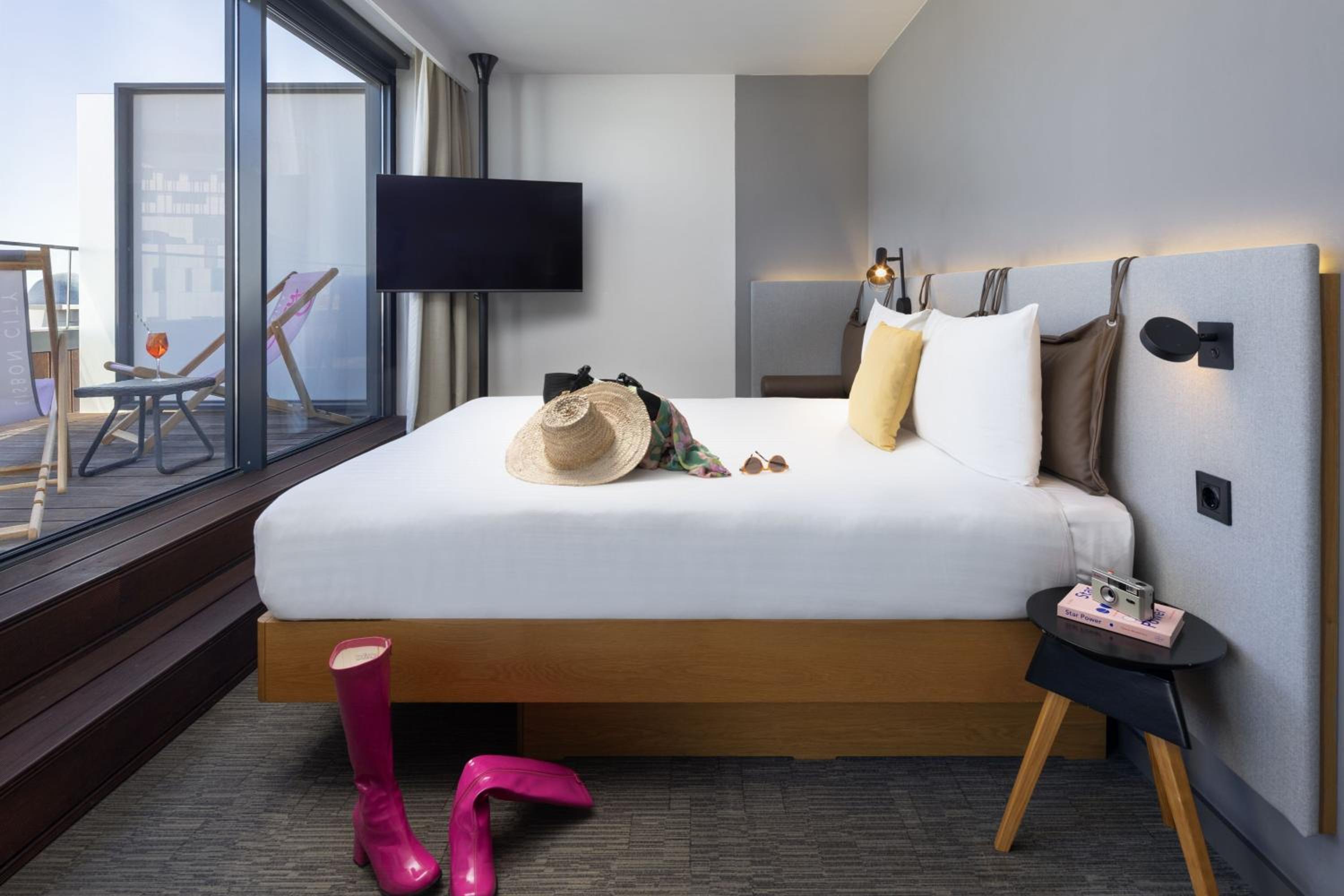 Grammy Large Queen Room with Sofa Bed photo 3