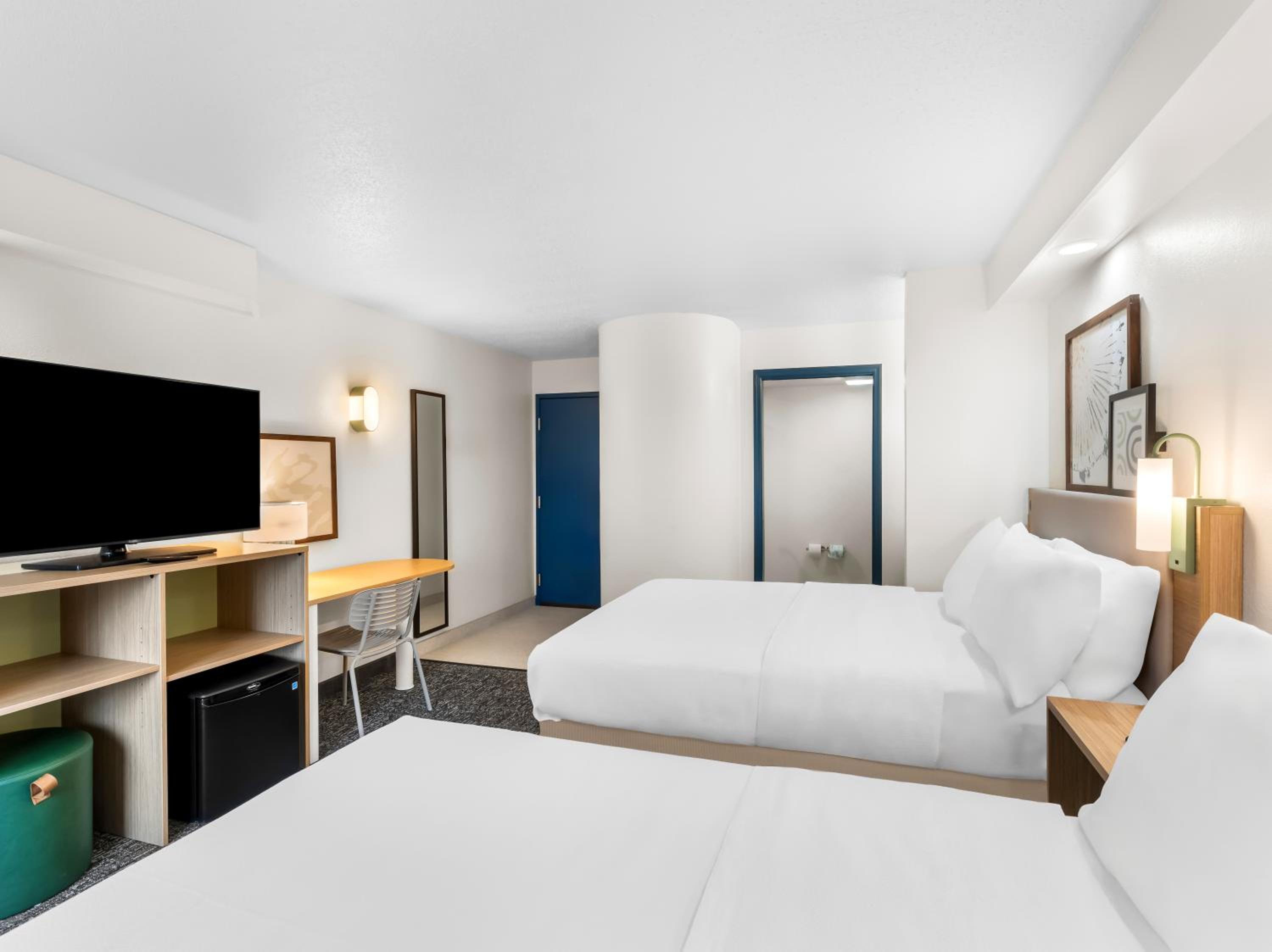 Queen Room with Two Queen Beds - Photo 1