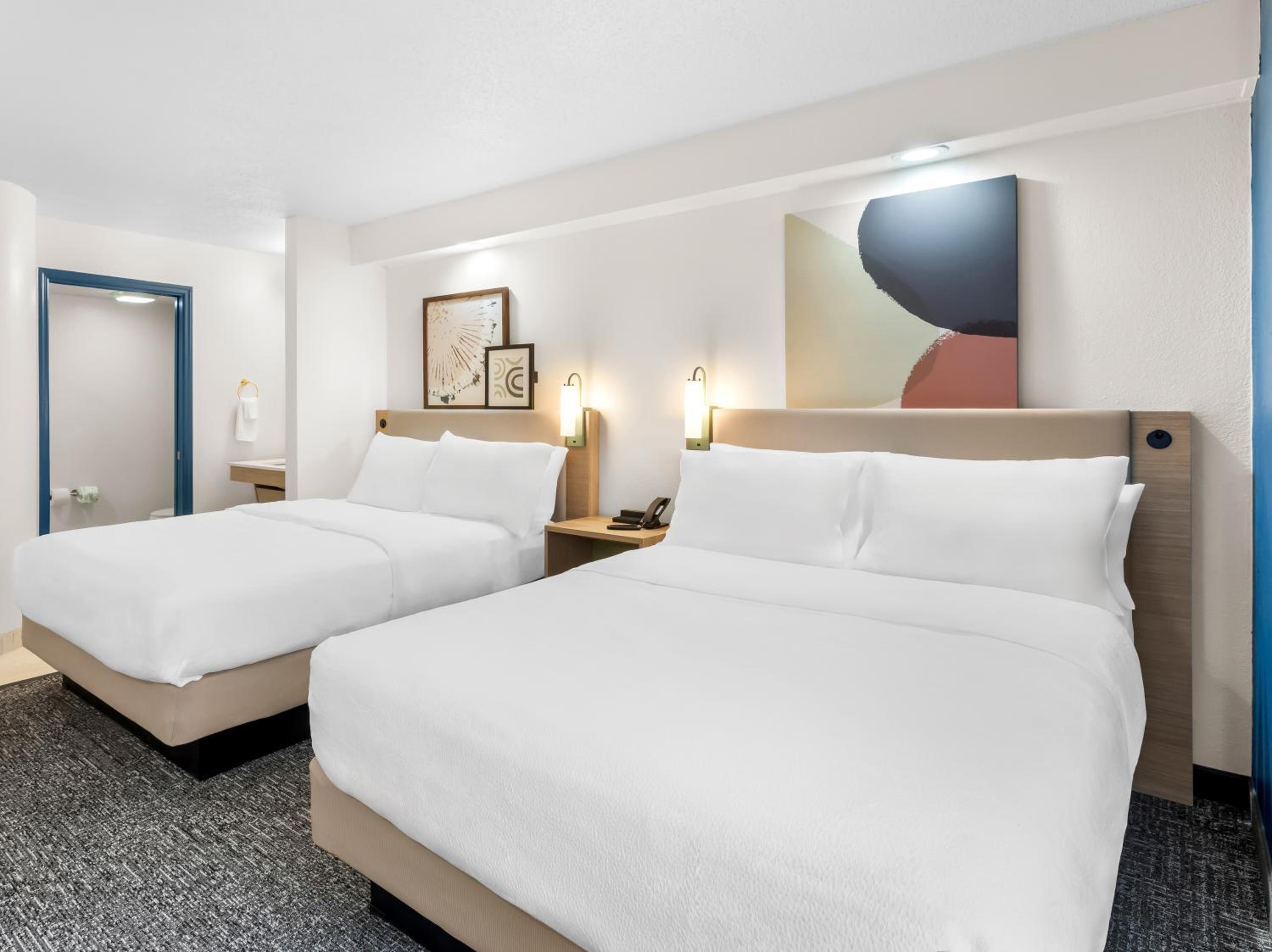 Queen Room with Two Queen Beds - Photo 5