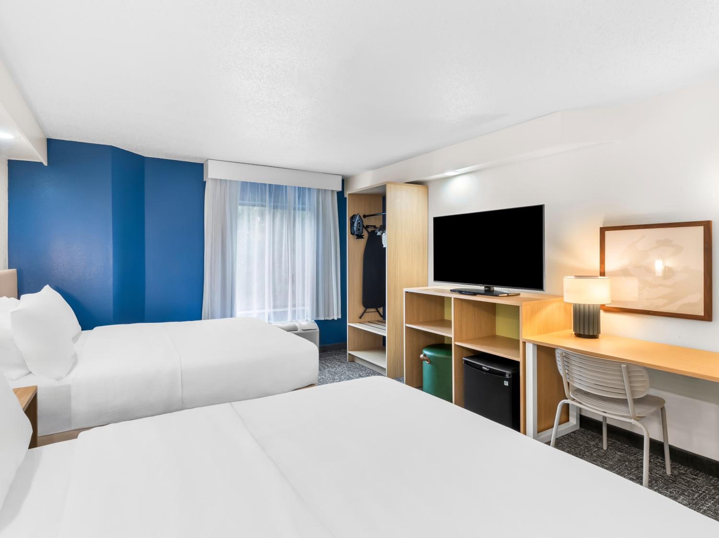 Queen Room with Two Queen Beds - Photo 6