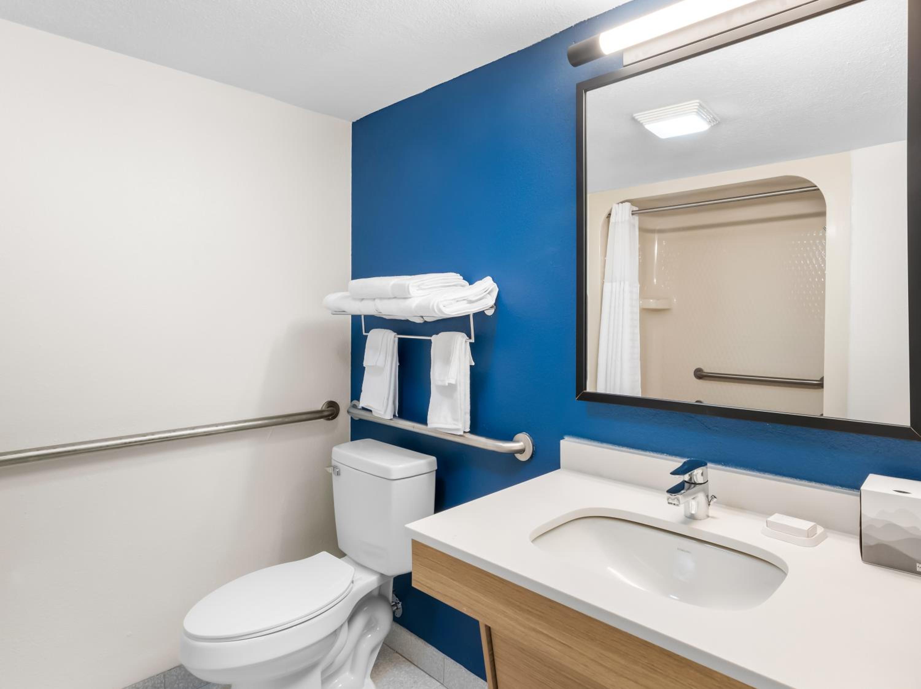 King Room with Bath Tub - Mobility/Hearing Access - Photo 6