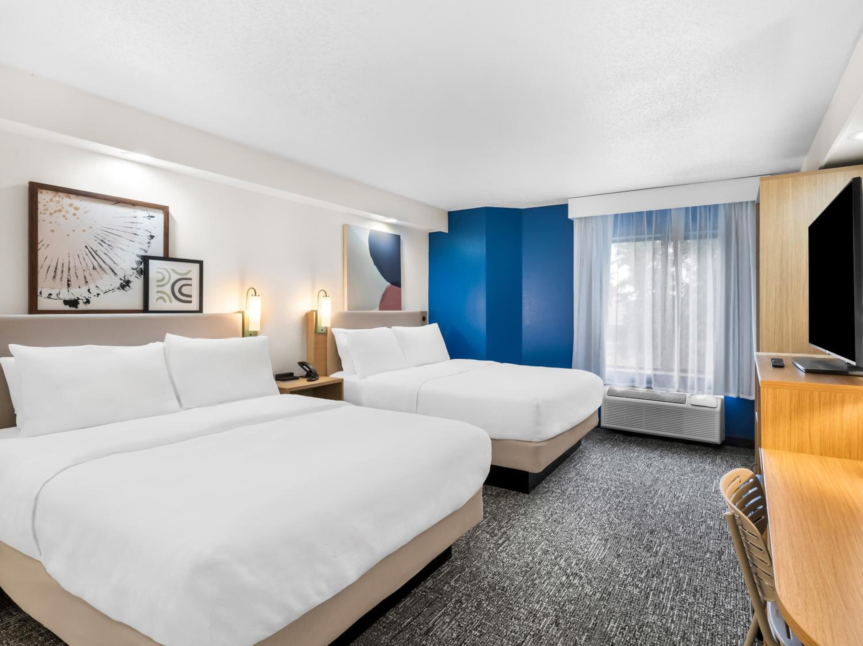 Queen Room with Two Queen Beds - Photo 7