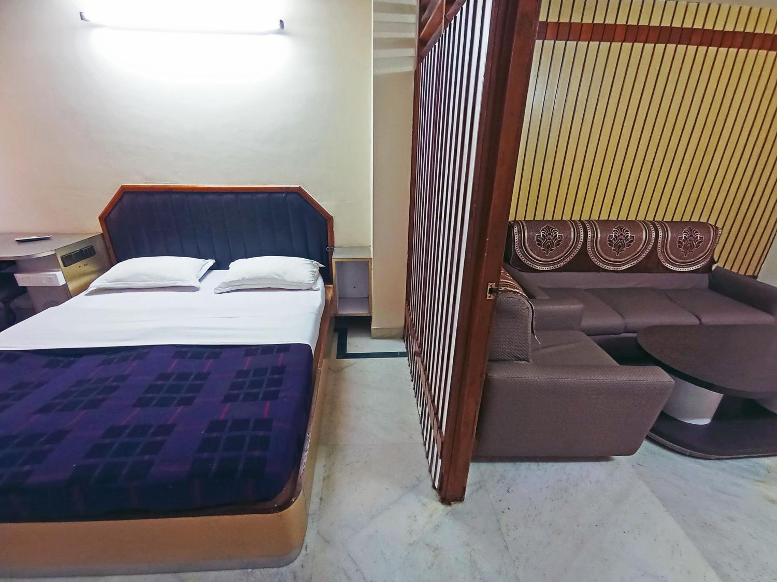 Executive Suite - Photo 6