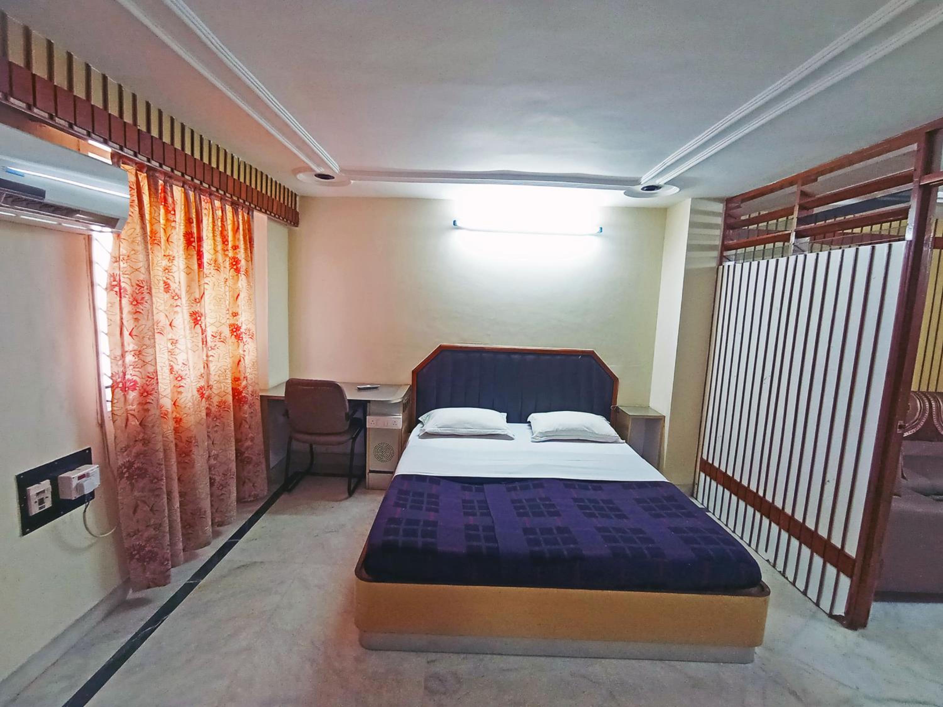 Executive Suite - Photo 14