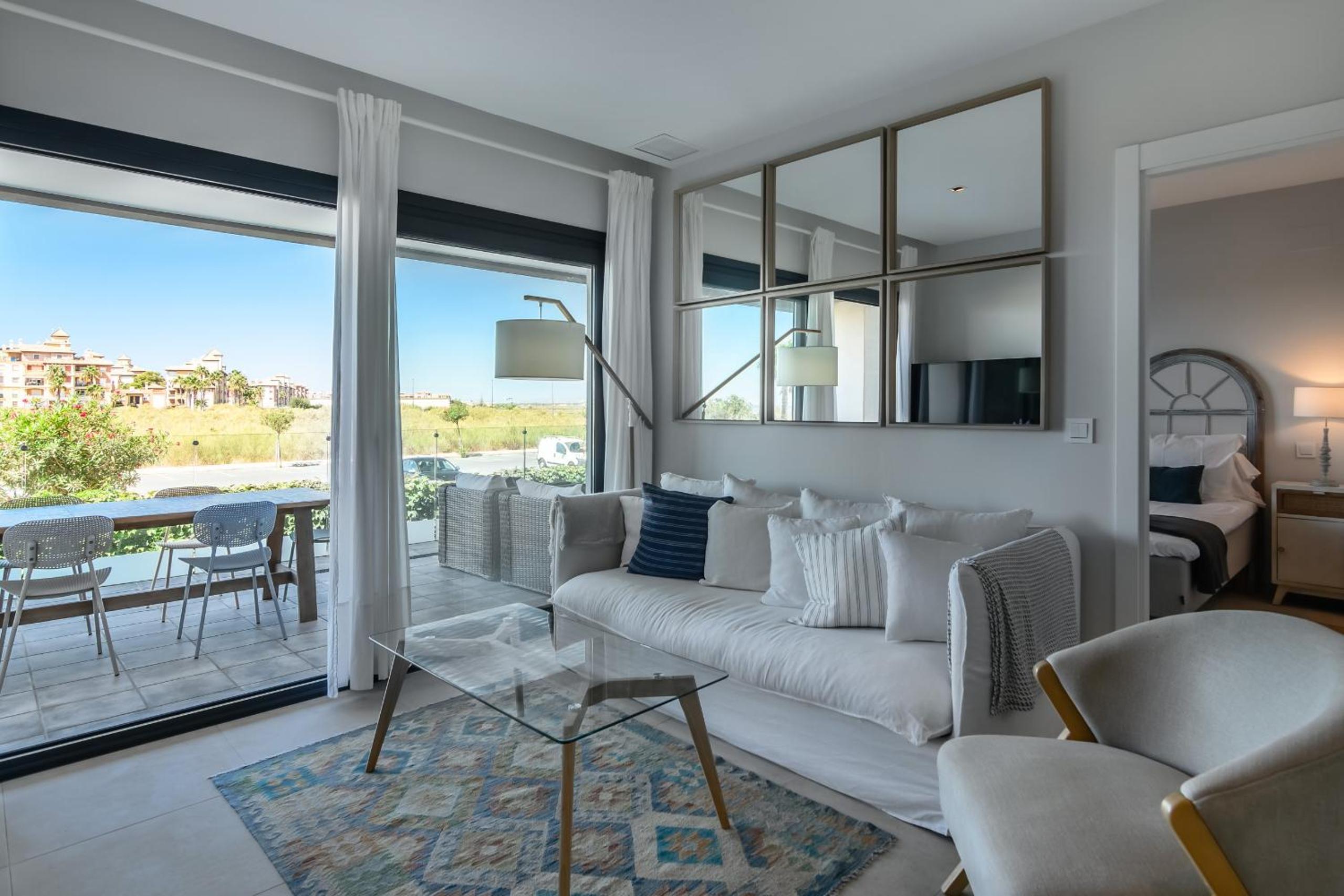 Apartamento de lujo de dos habitaciones con balcón