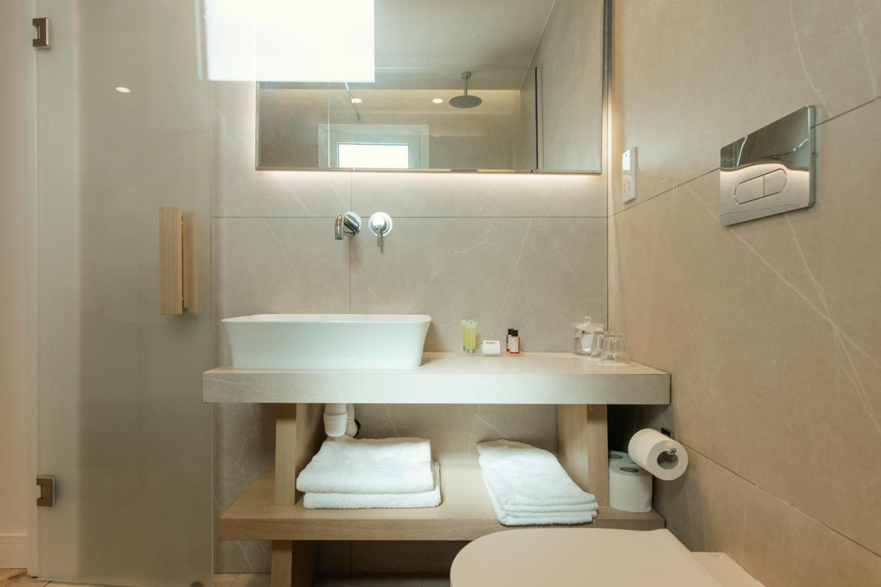 Studio (Located 230 ft away from the main hotel building, in an annex complex) photo 3