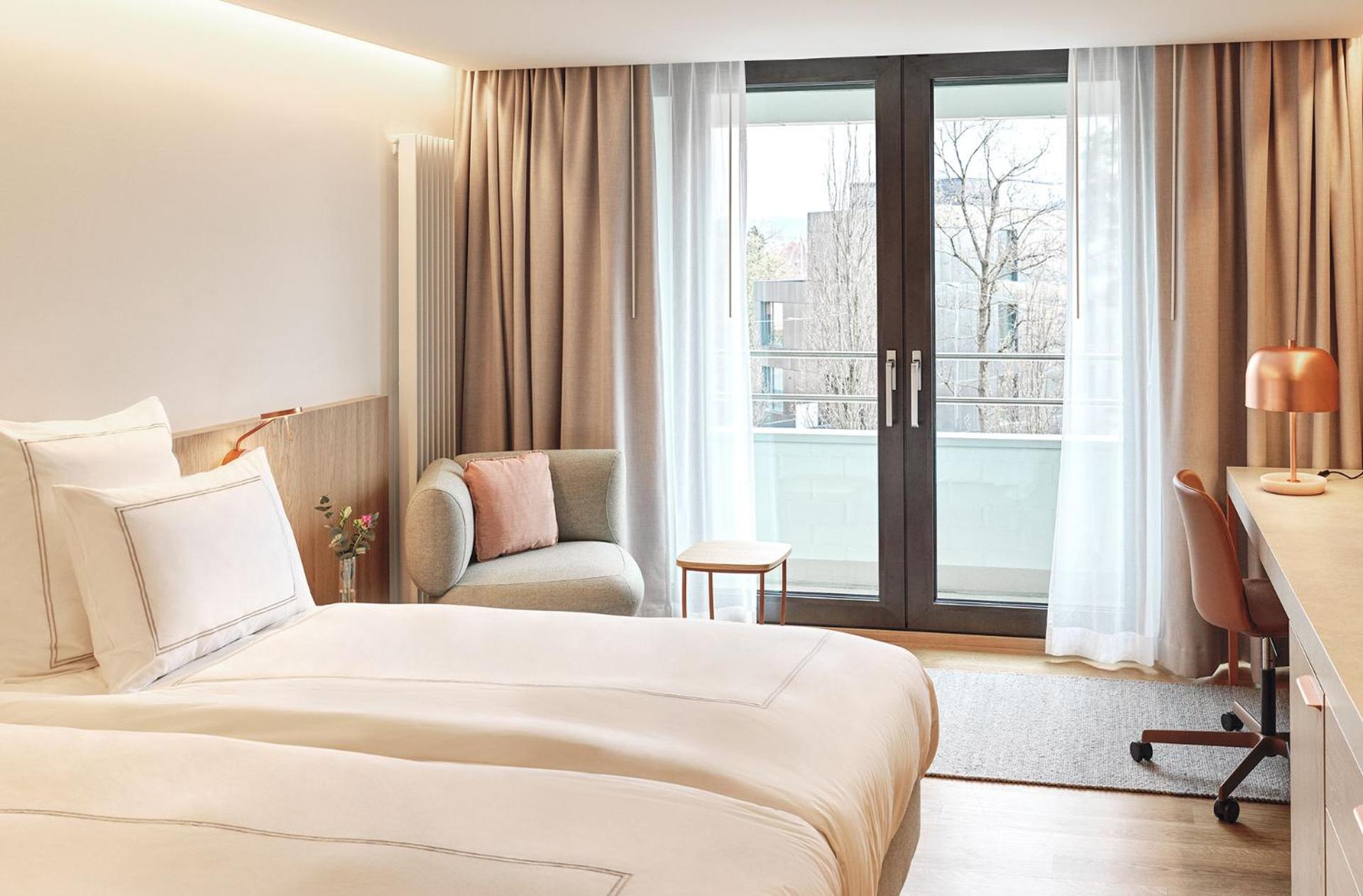 Premier Twin Bed Room with Balcony - Photo 3