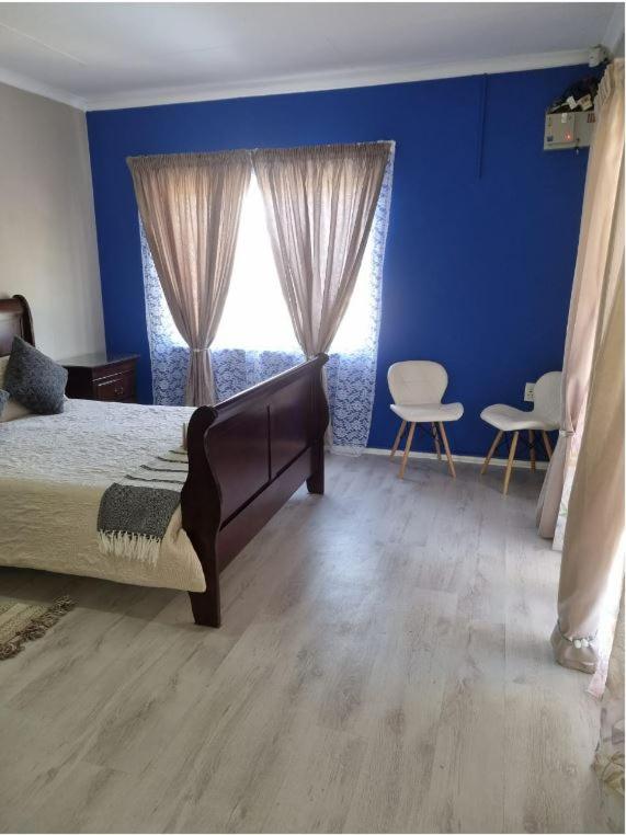 Queen Suite with Pool View photo 1