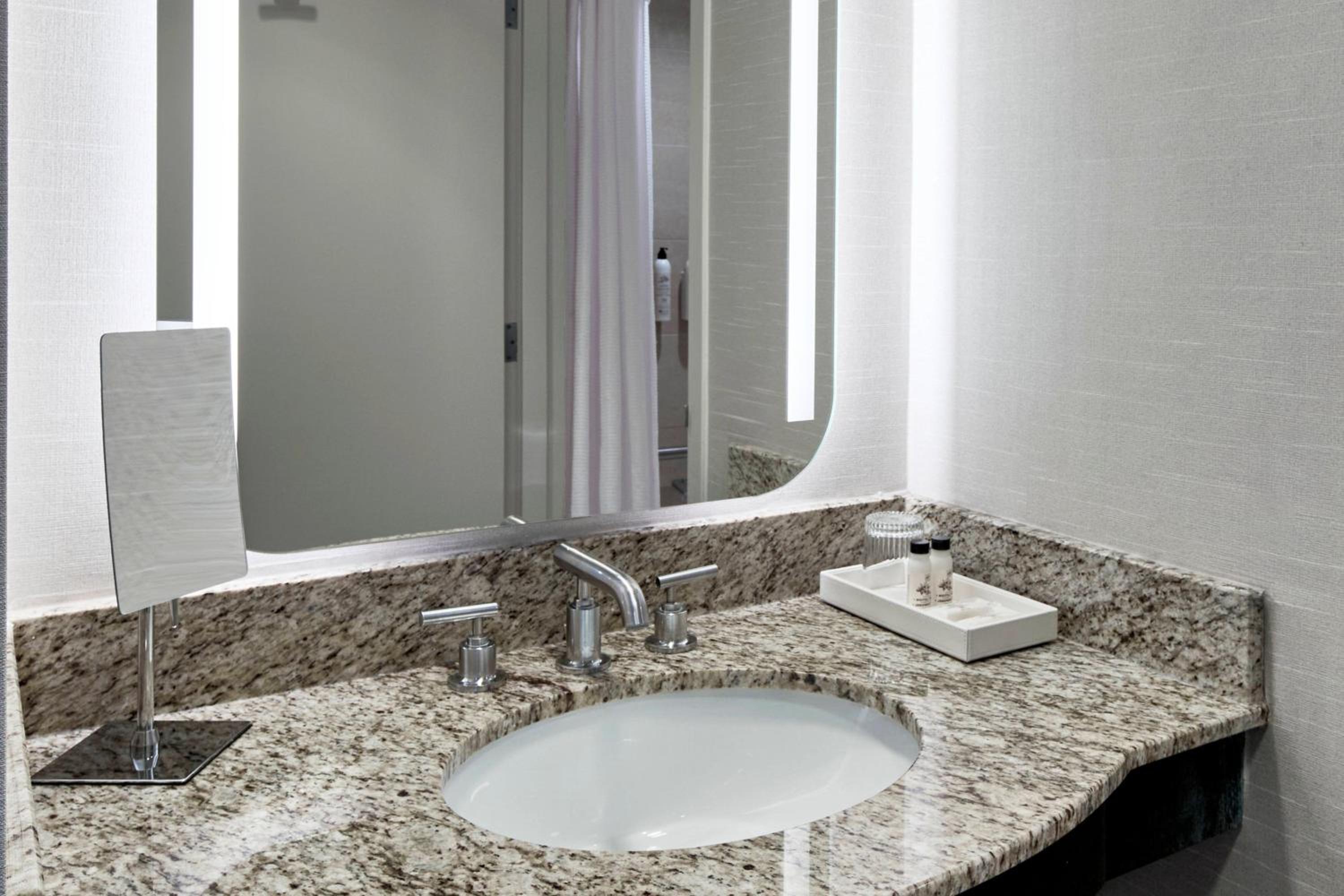 Standard King Room - Mobility/Hearing Accessible with Tub photo 2