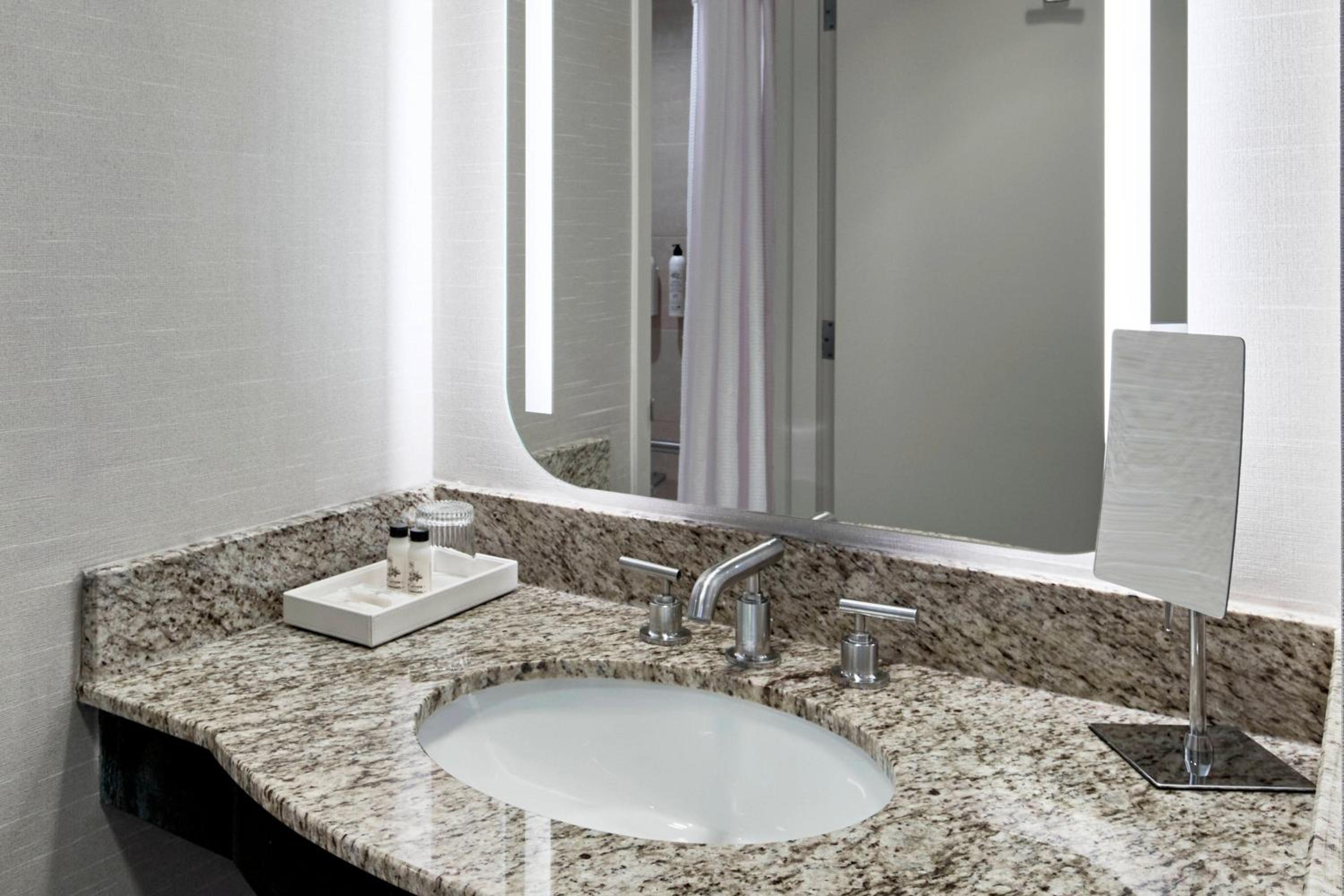 Standard Queen Room - Mobility/Hearing Accessible with Tub photo 2