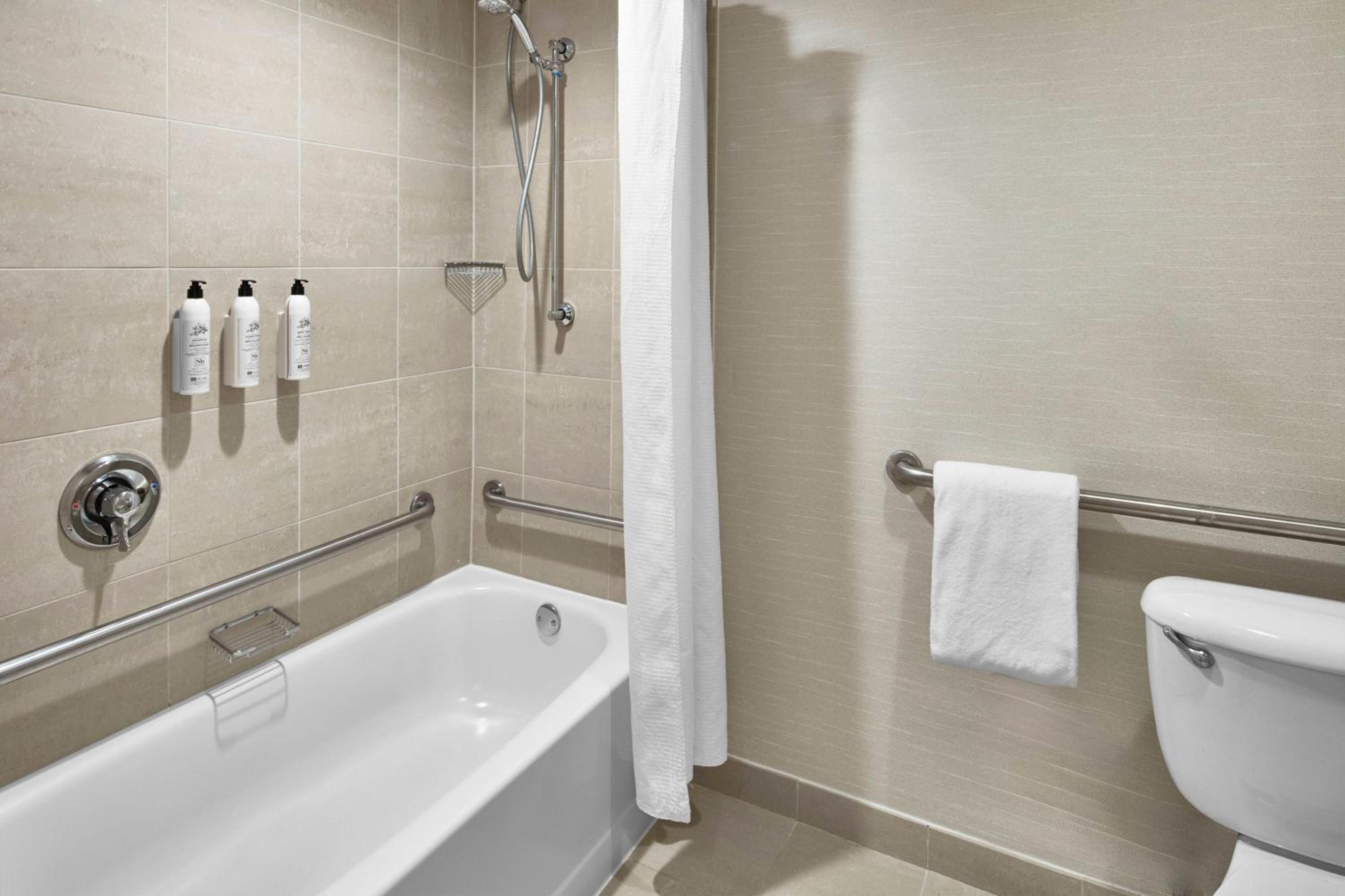 Standard Queen Room - Mobility/Hearing Accessible with Tub photo 3