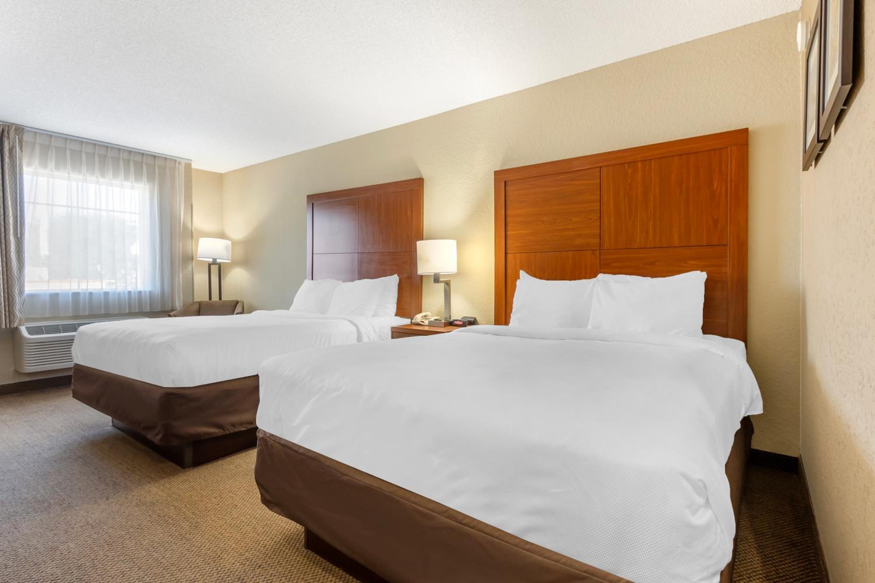 Queen Room with Two Queen Beds - Non-Smoking - Photo 2