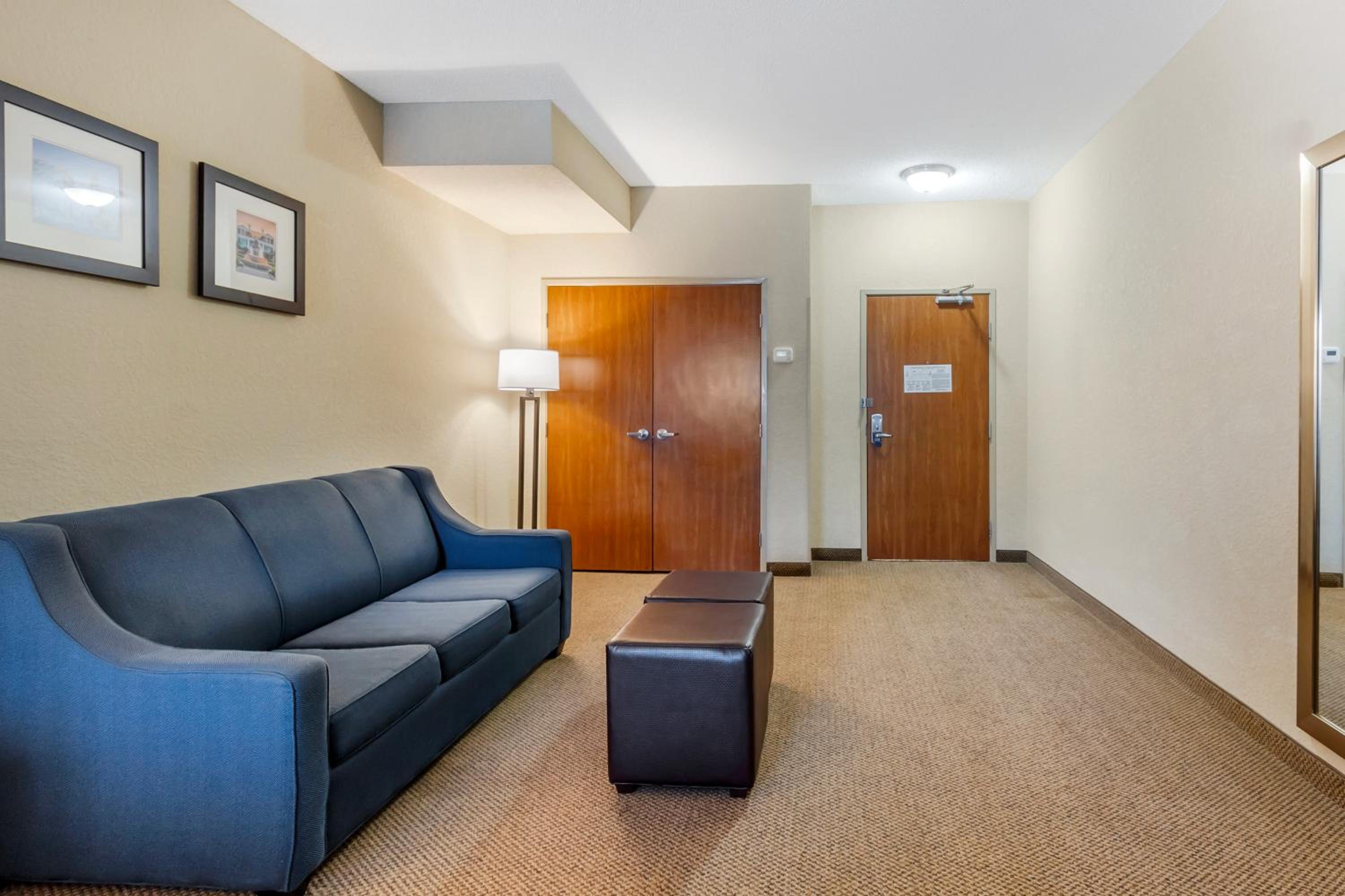 King Suite - Non-Smoking - Photo 5