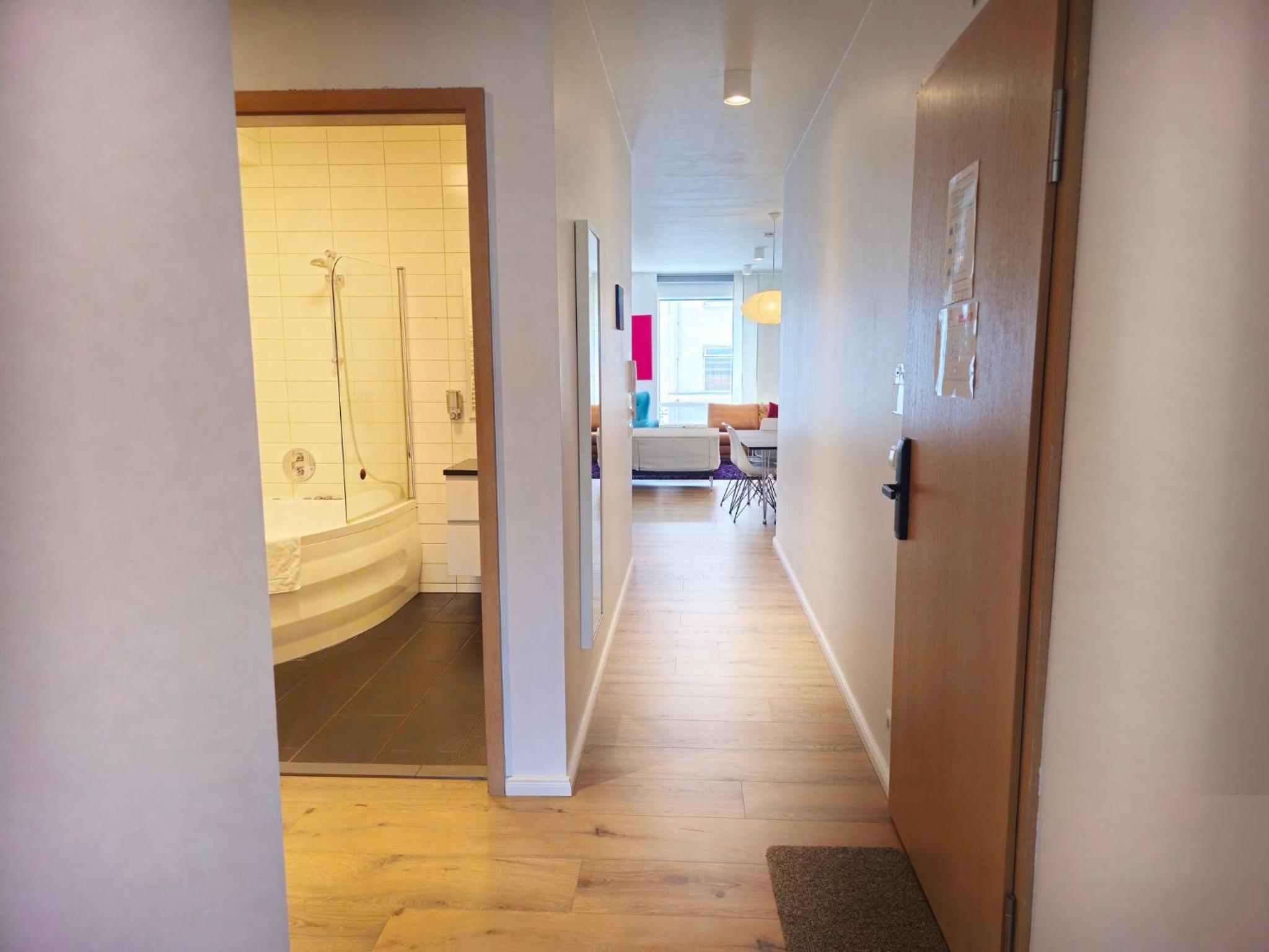 Deluxe Two-Bedroom Apartment with Balcony - Laugavegur 85 photo 3