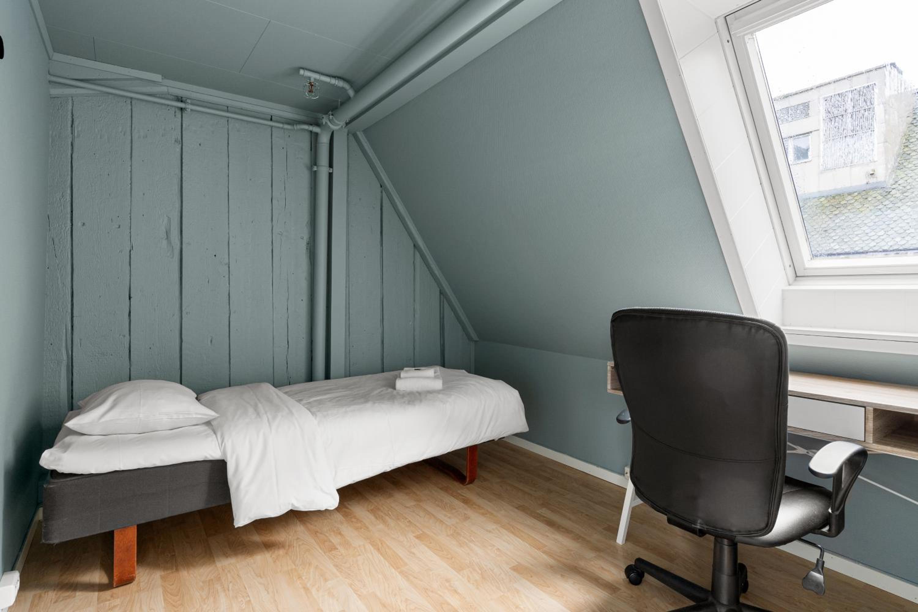 Three-Bedroom Loft Apartment - Photo 5