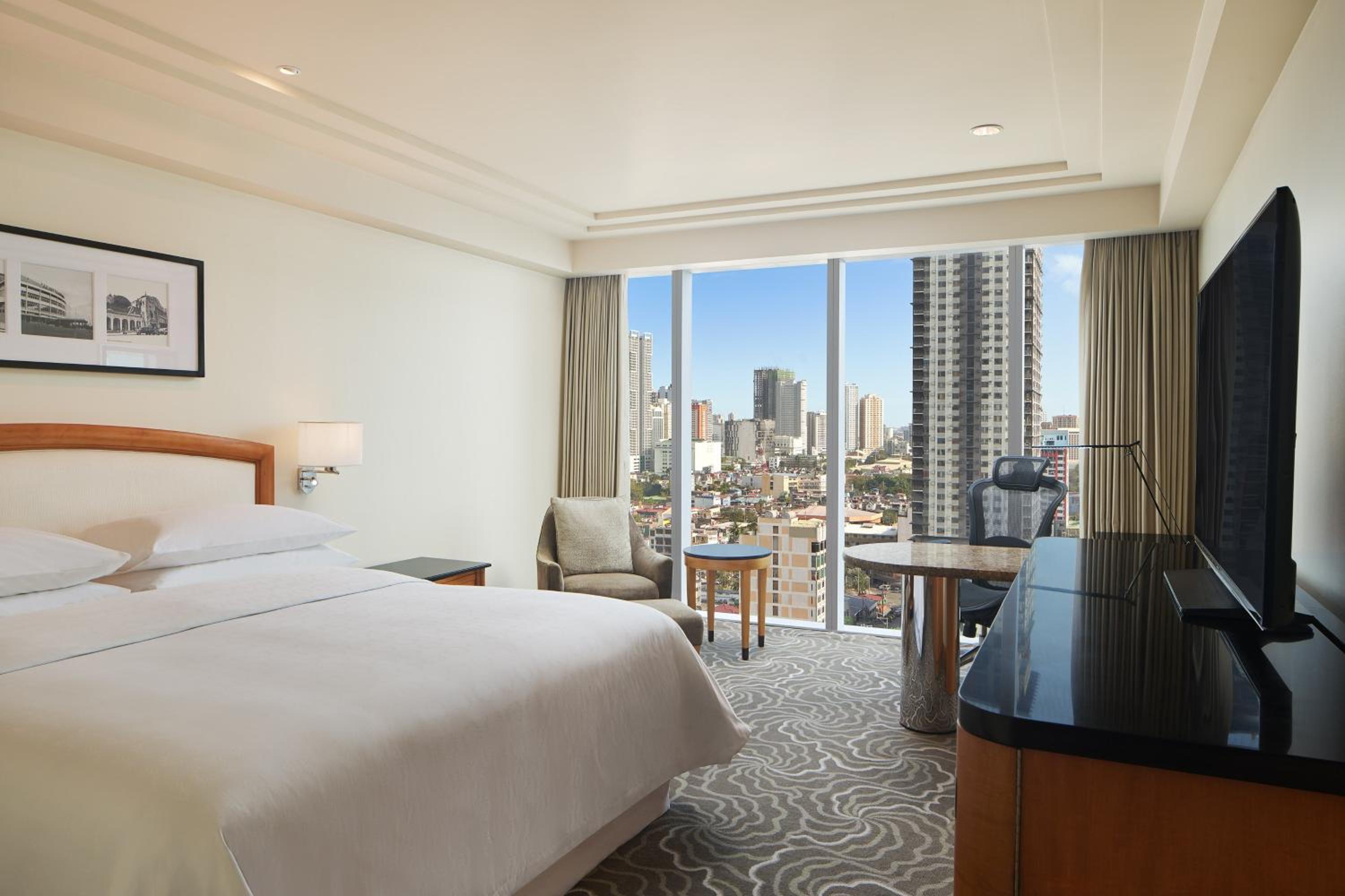 Deluxe Guest room, 1 King - Photo 4
