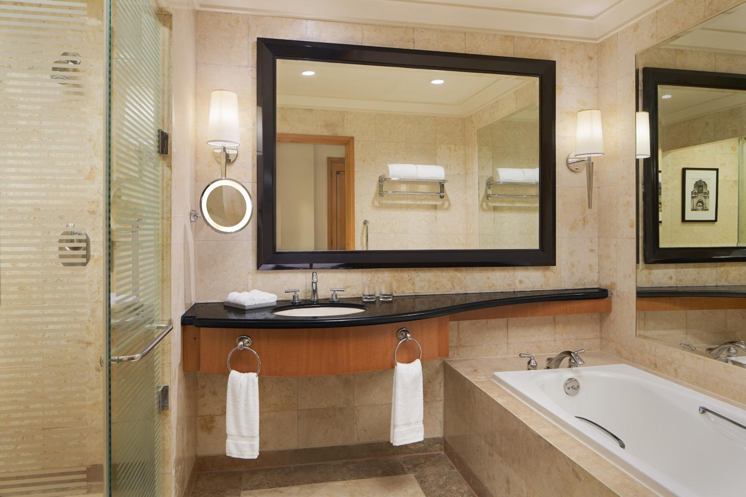 Deluxe Guest room, 1 King - Photo 3