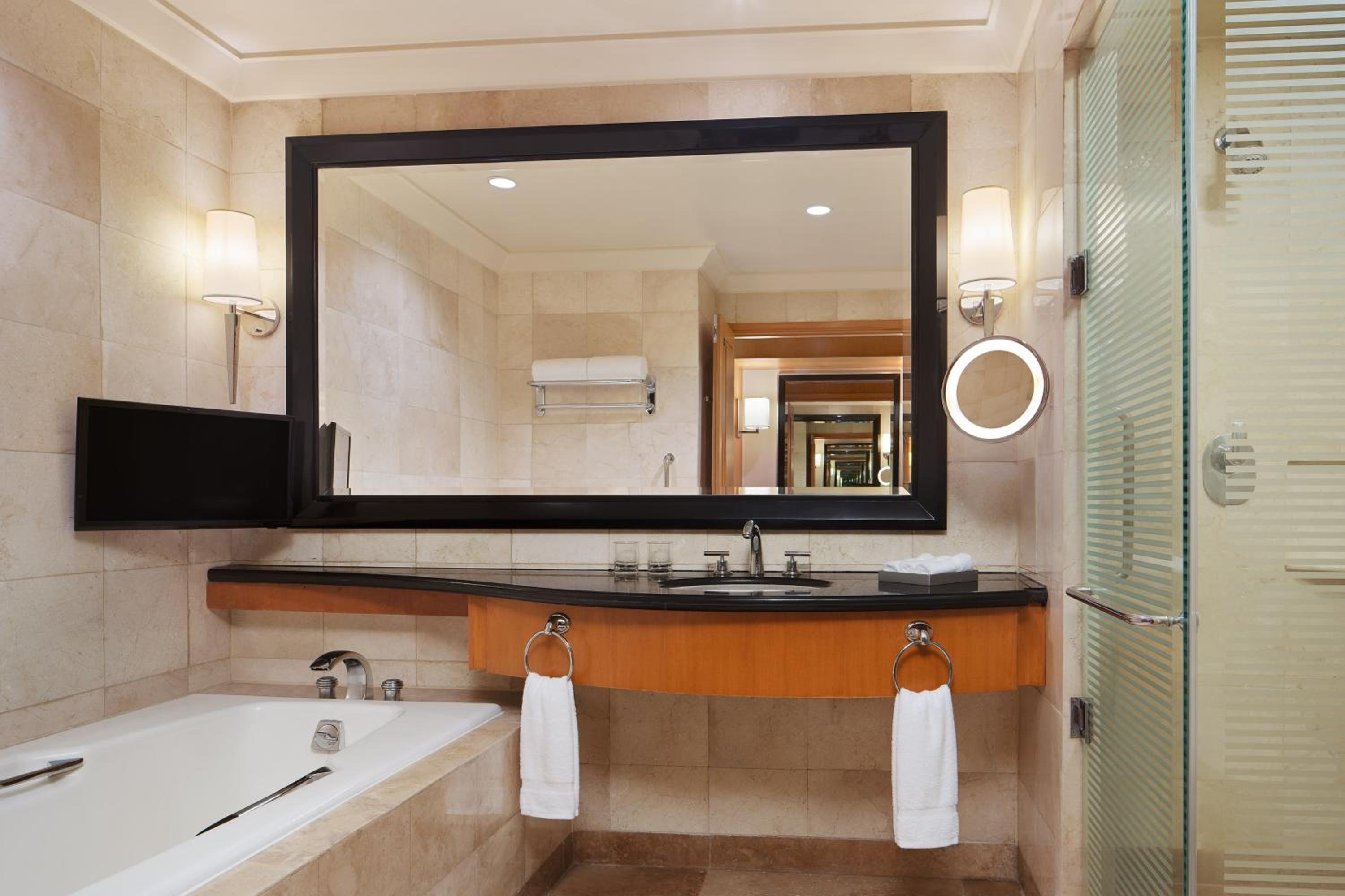 One-Bedroom Executive Suite with City View - Photo 3