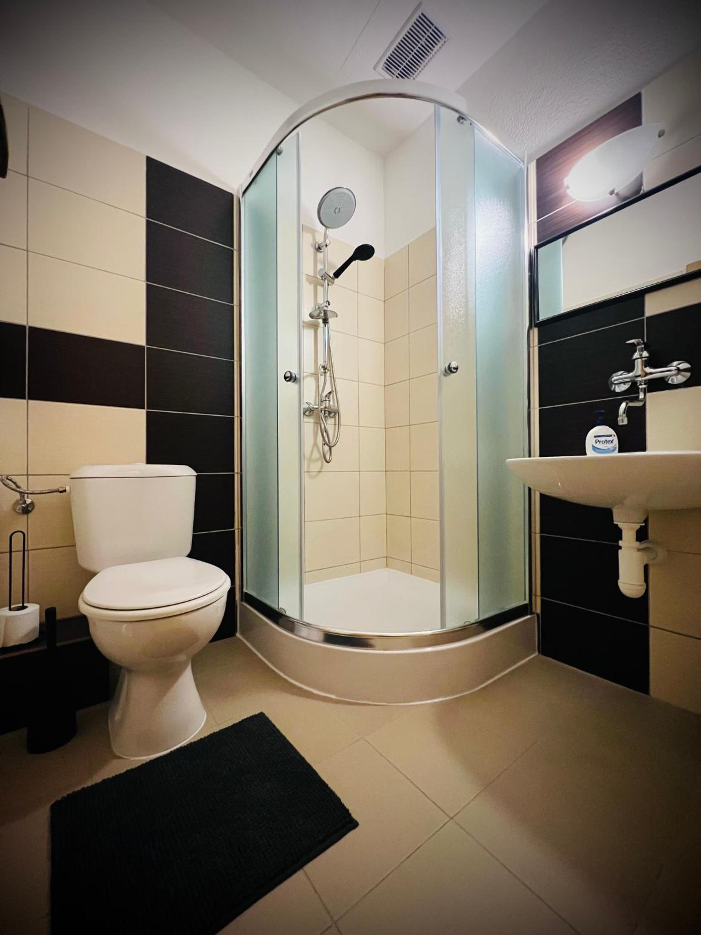 Quadruple Room with Private Bathroom photo 3