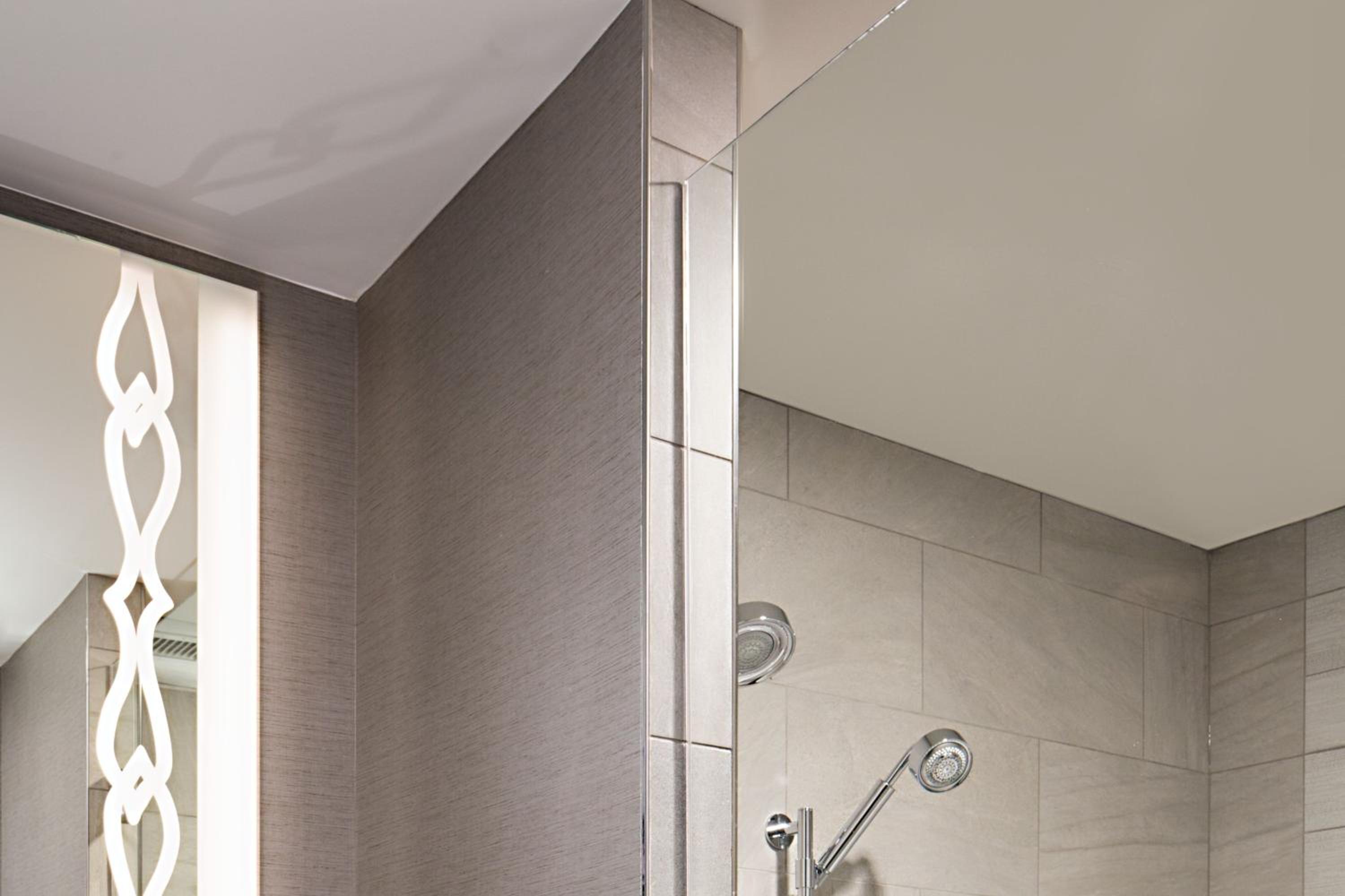 Deluxe King Room with Asian Style Bath photo 3