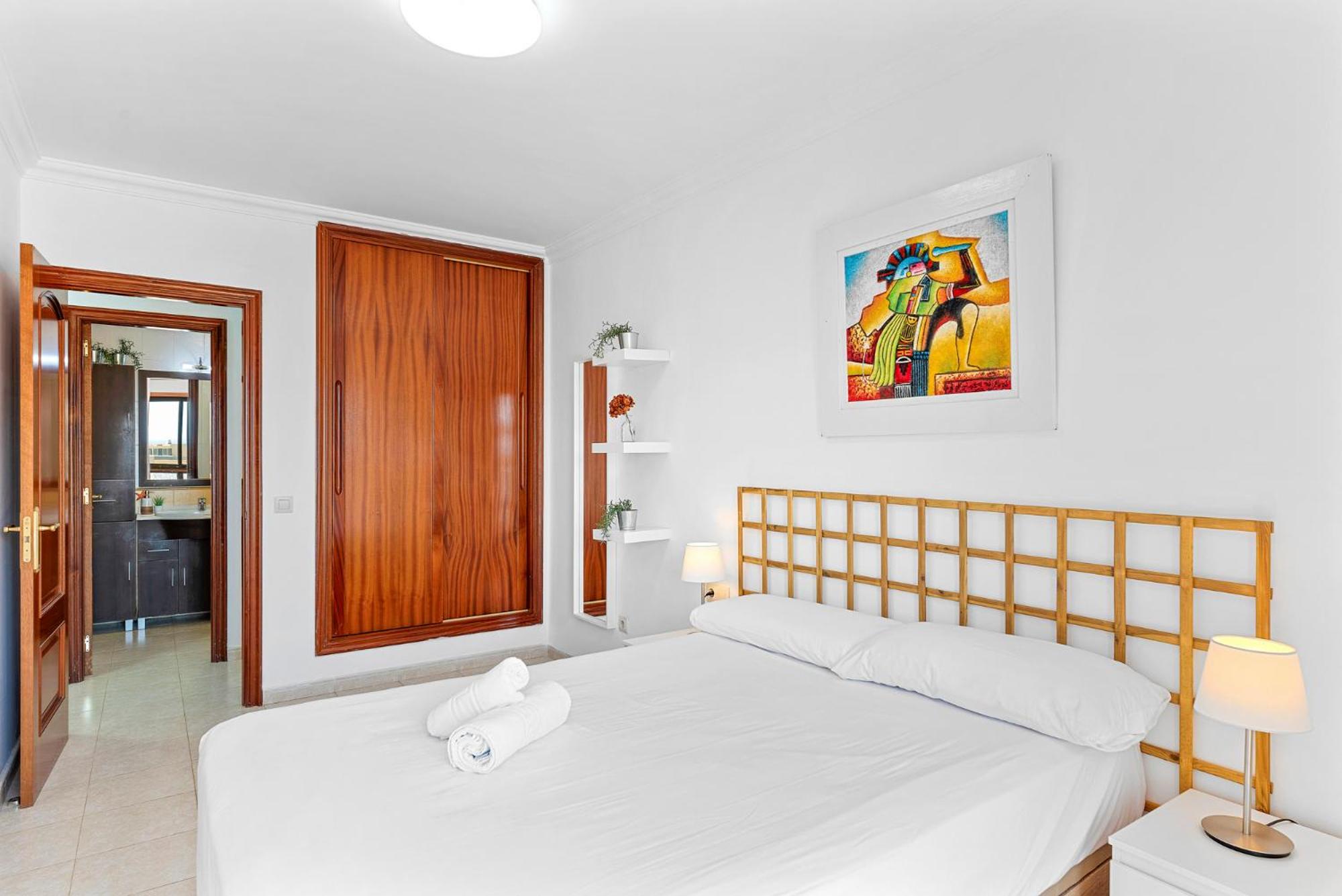 Apartamento de Dos Dormitorios con Vista a la Piscina