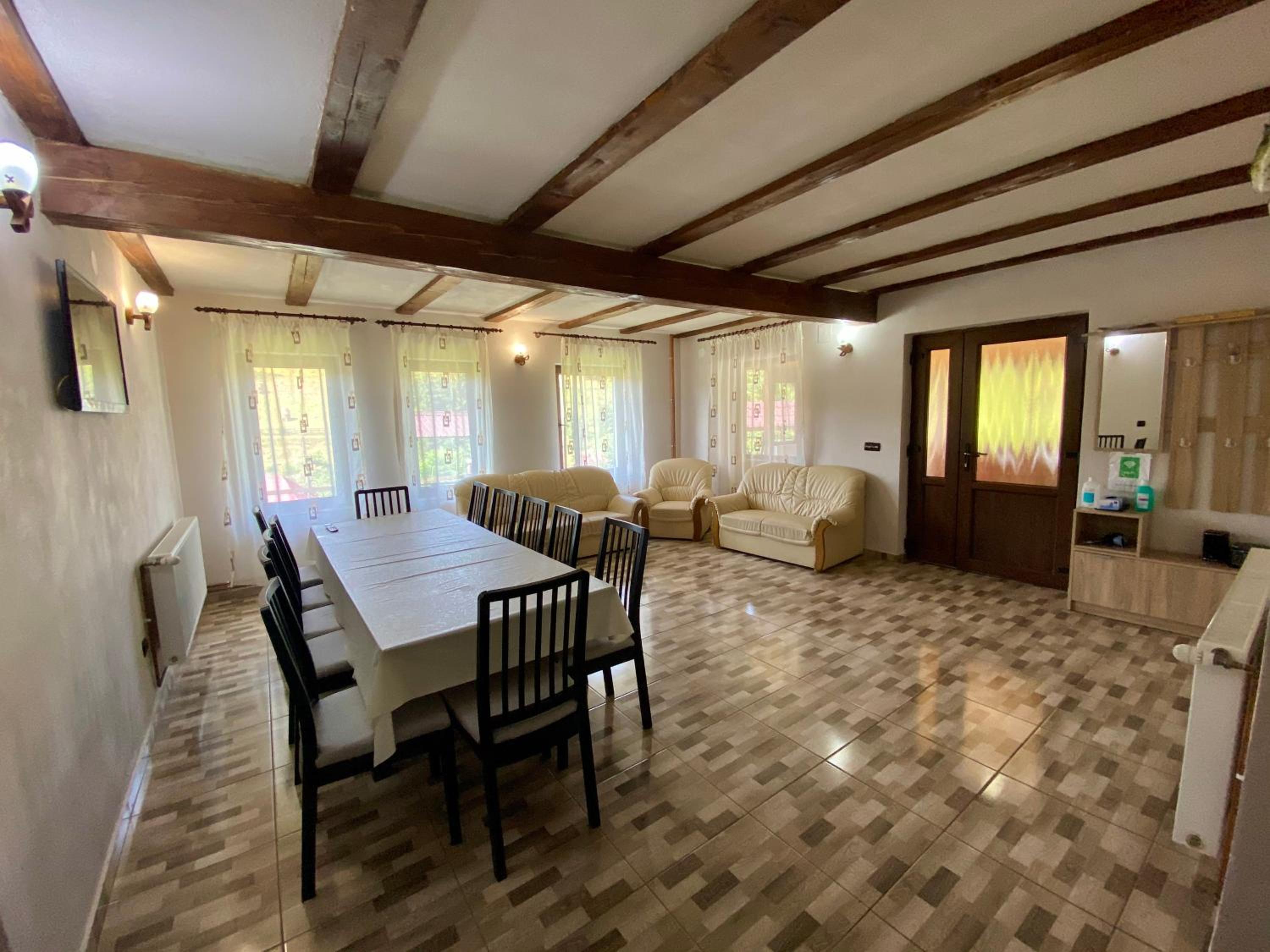 Six-Bedroom House photo 3