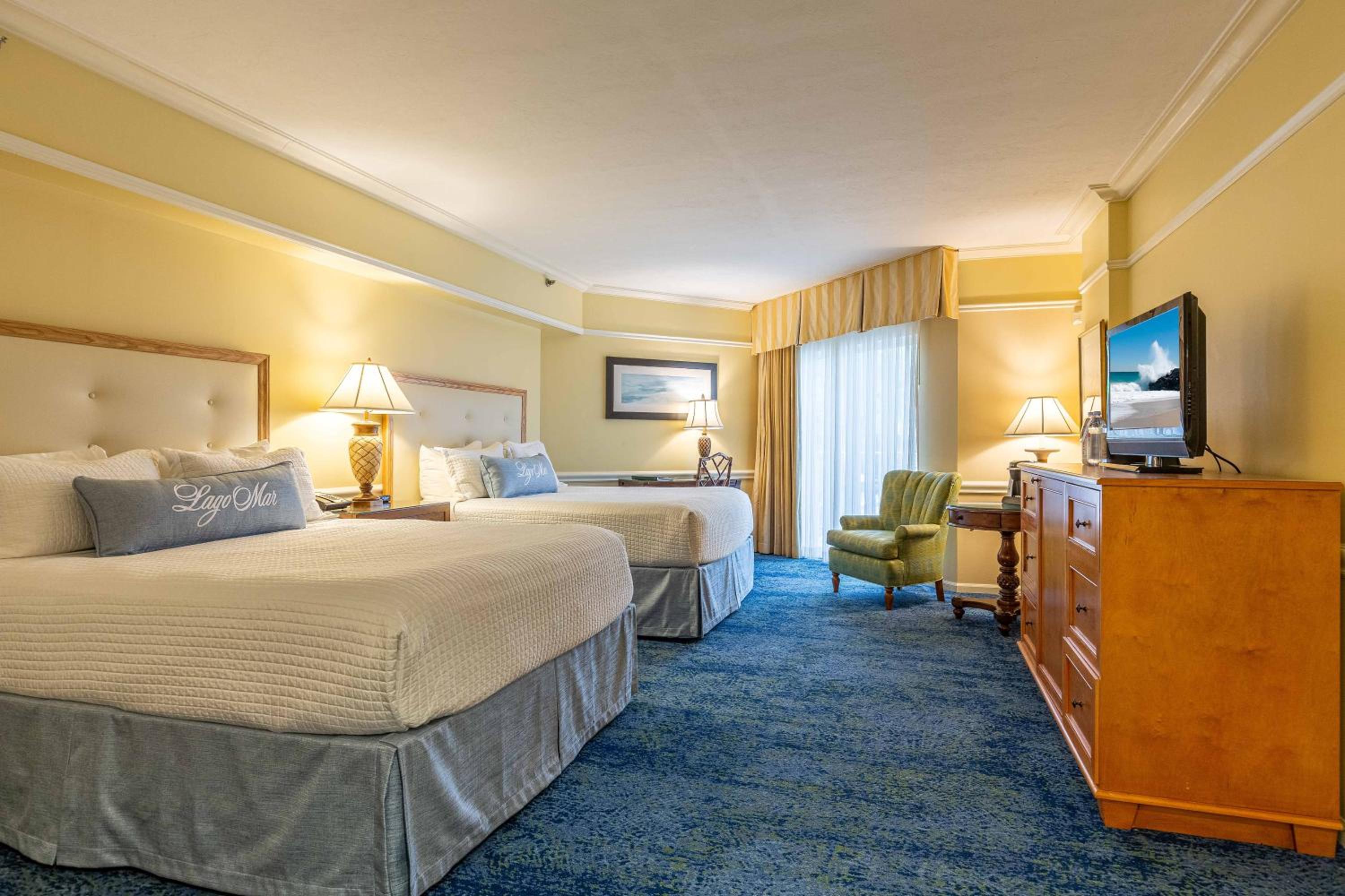 Queen Room with Two Queen Beds - Photo 2