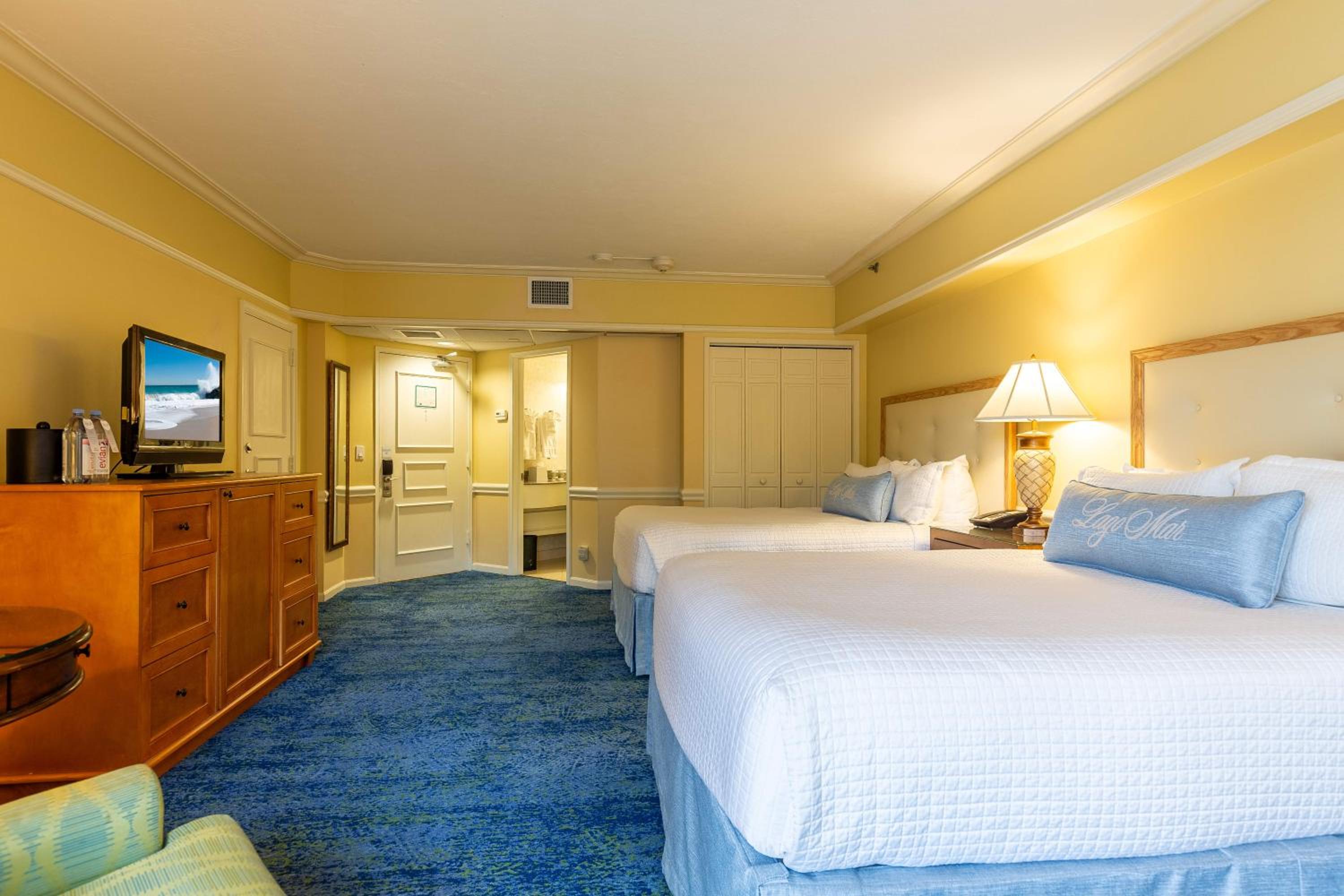 Queen Room with Two Queen Beds - Photo 4