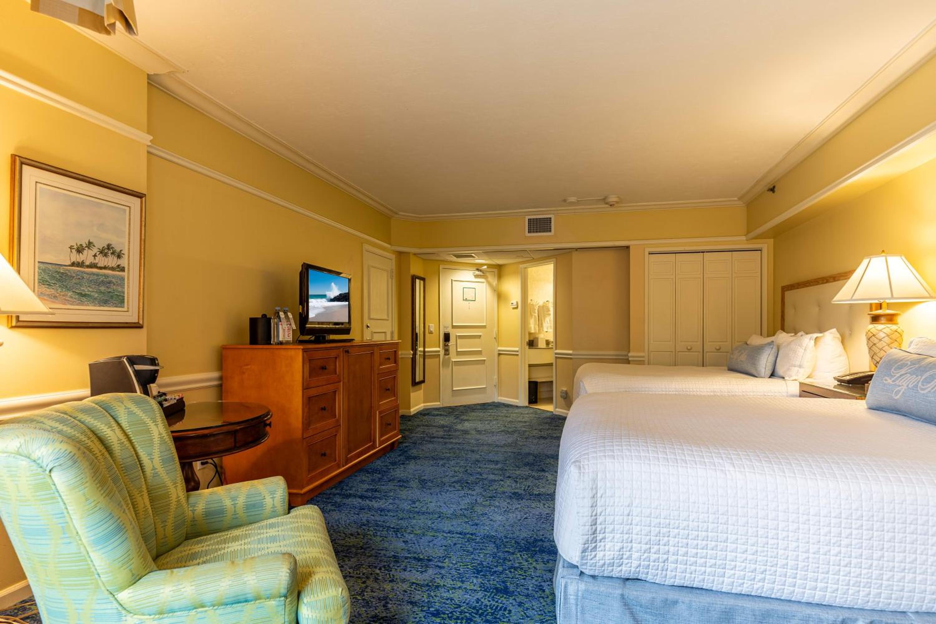 Queen Room with Two Queen Beds - Photo 8