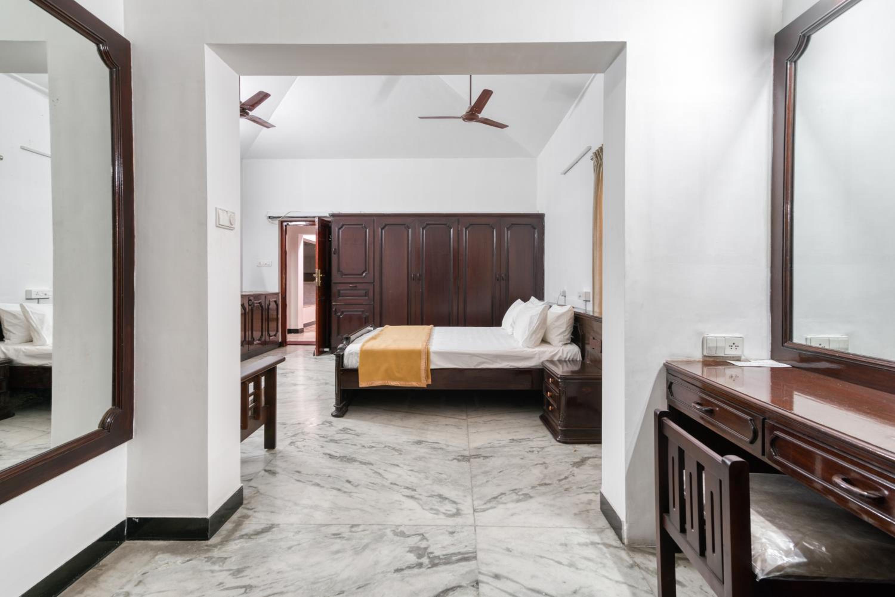 Deluxe King Suite photo 3