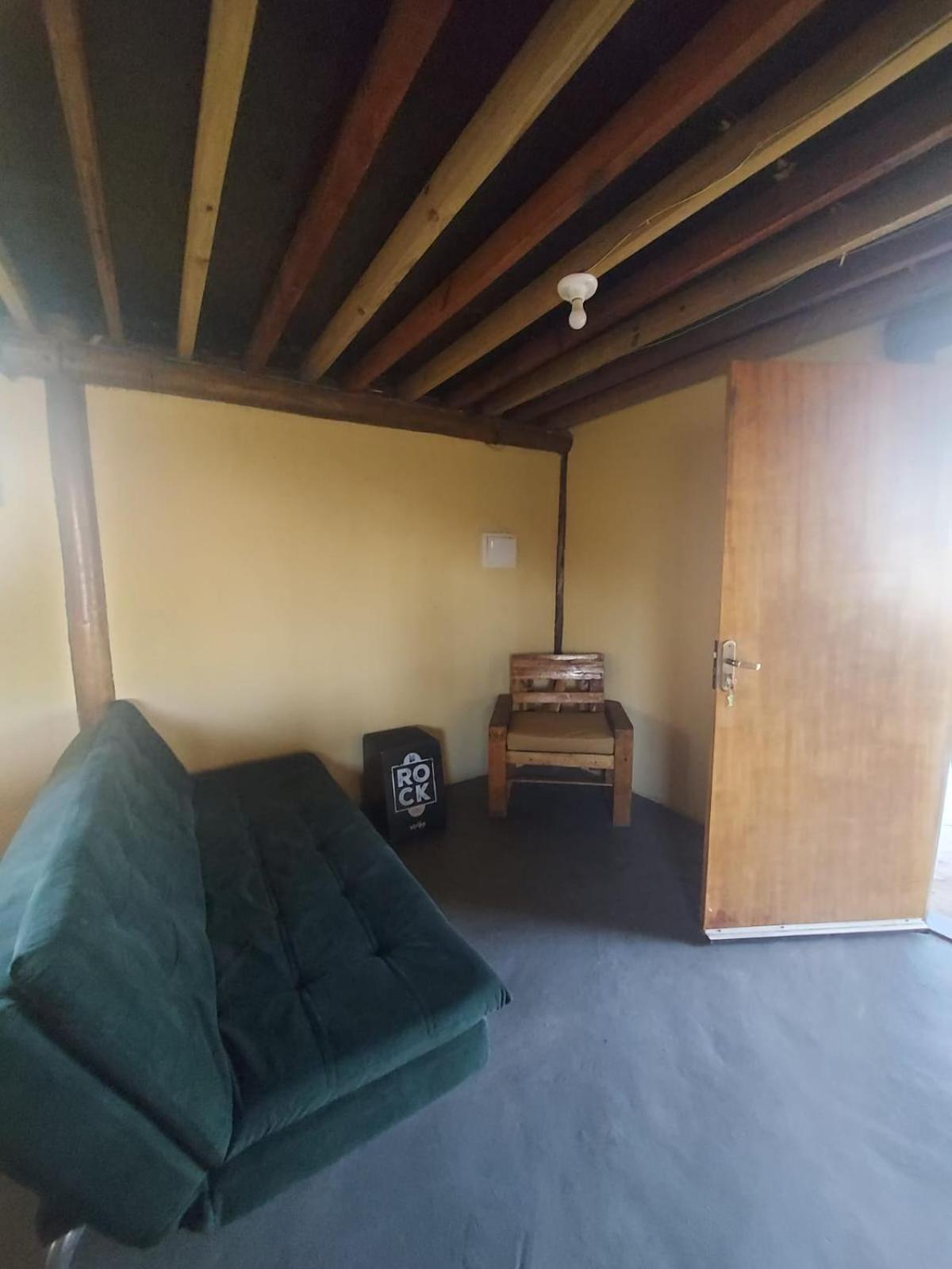 One-Bedroom House photo 1