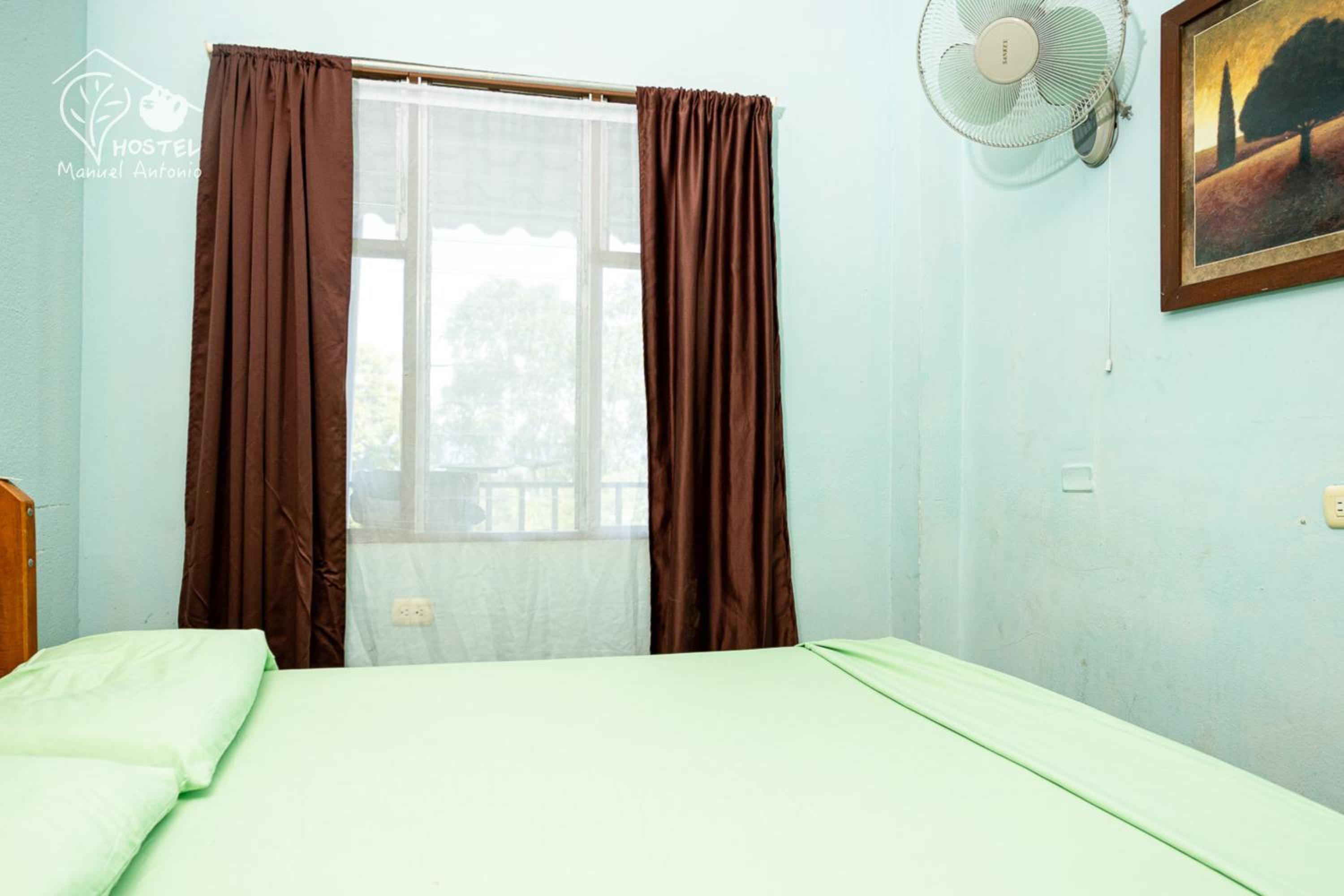 Double Room with Shared Bathroom photo 2