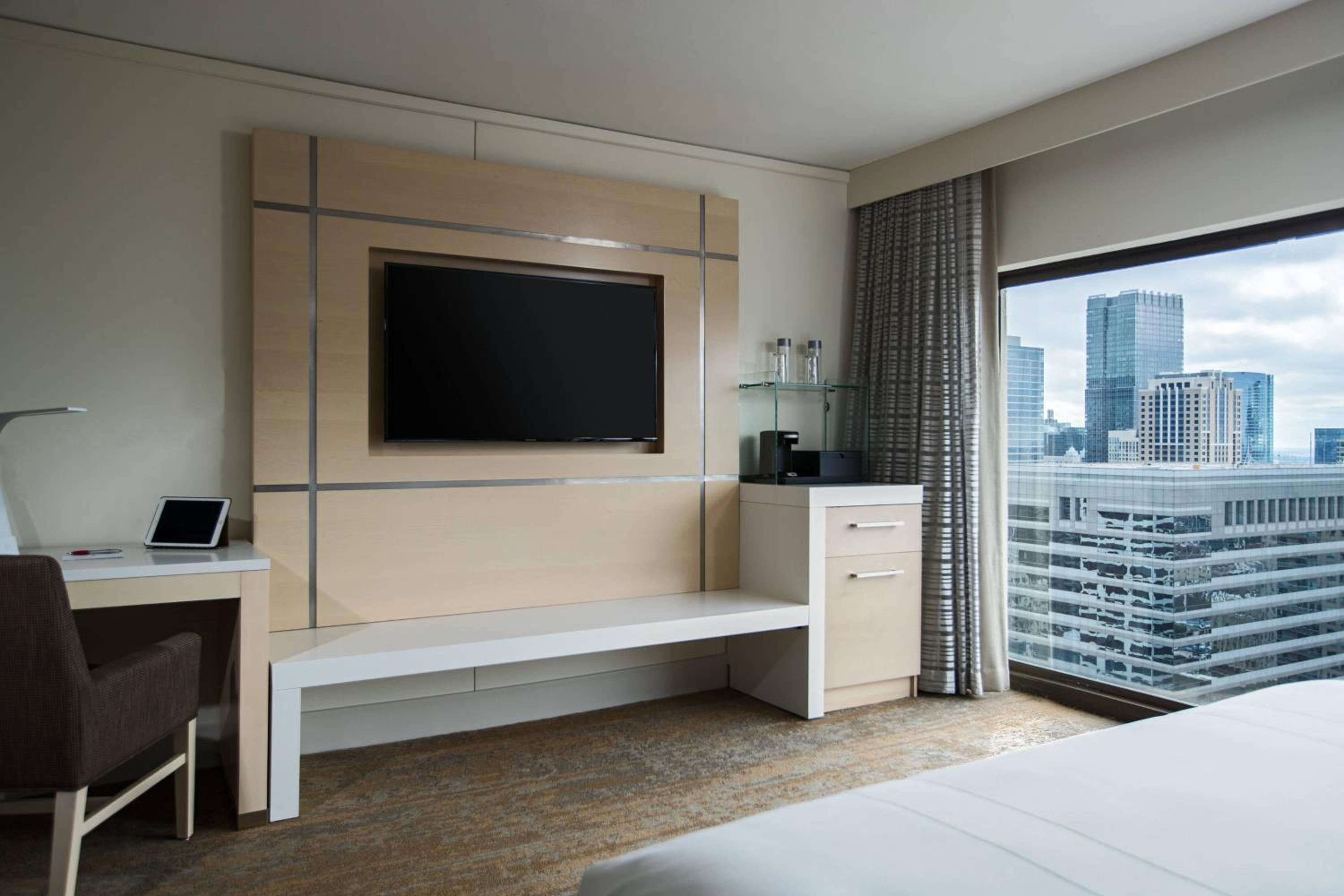 King Room with City View - Hearing Accessible/High Floor - Photo 4