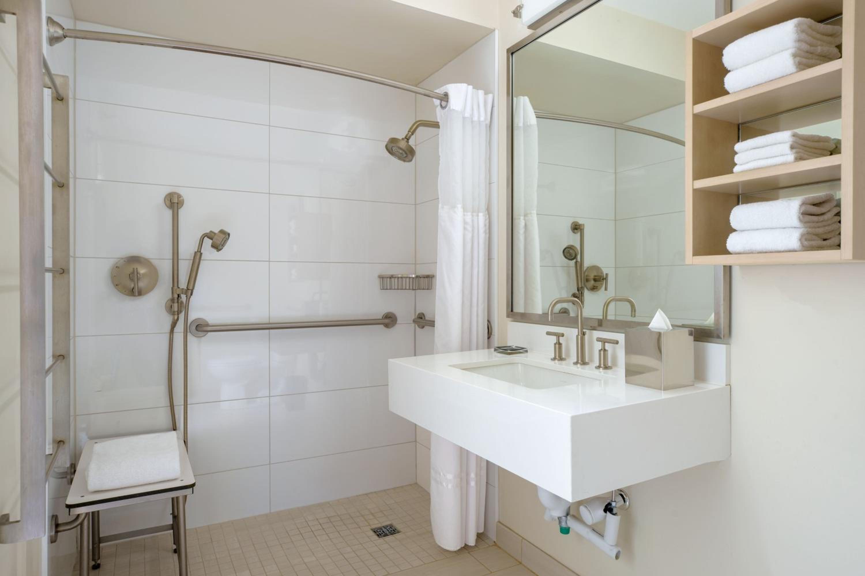 King Room - Hearing Accessible - Photo 4