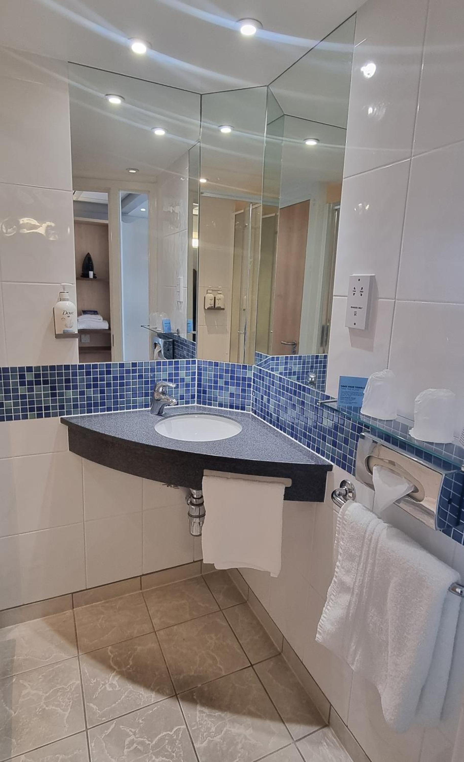 Standard Twin Room with Free Hot Breakfast - Photo 2