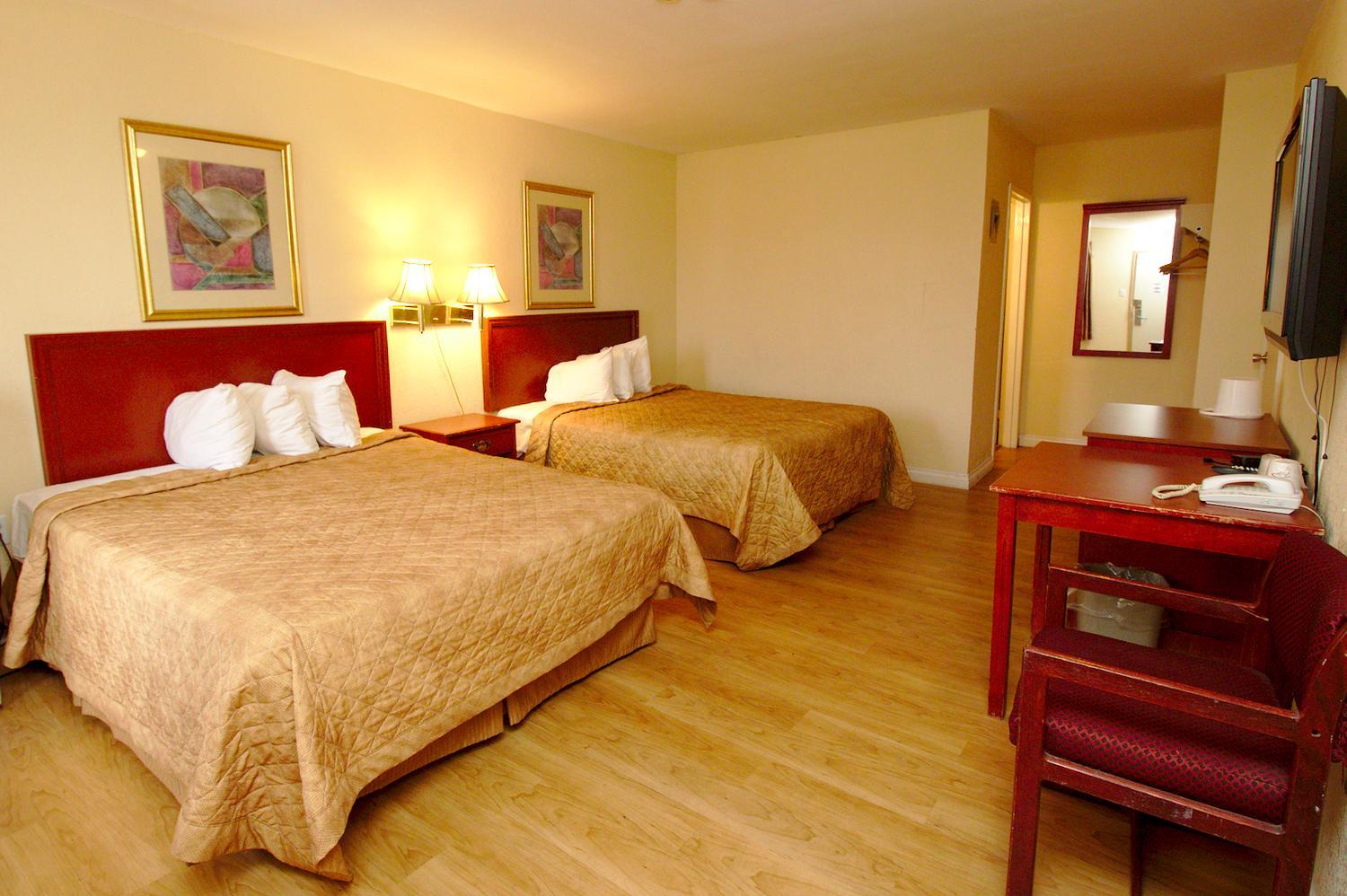 Queen Room with Two Queen Beds - Photo 2