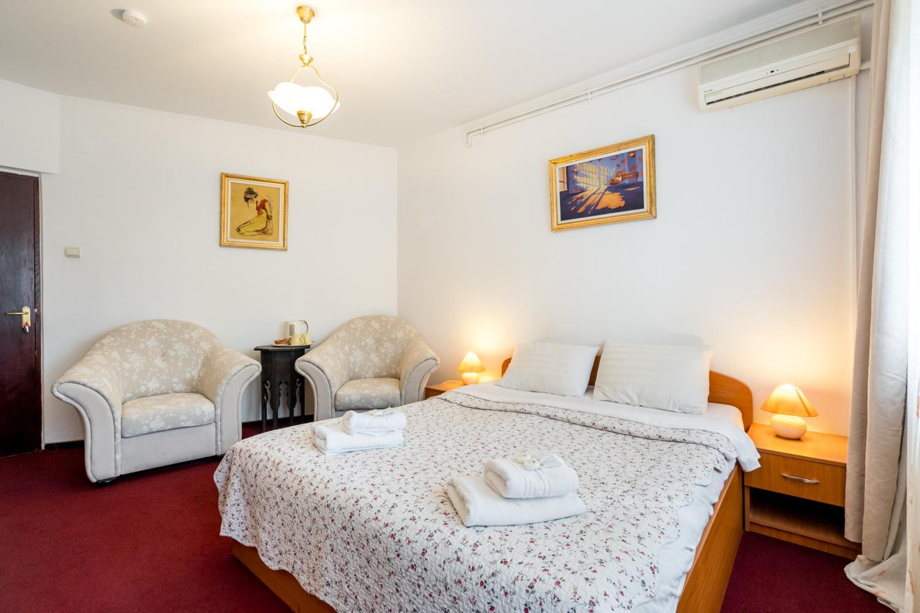 Double Room - Photo 5