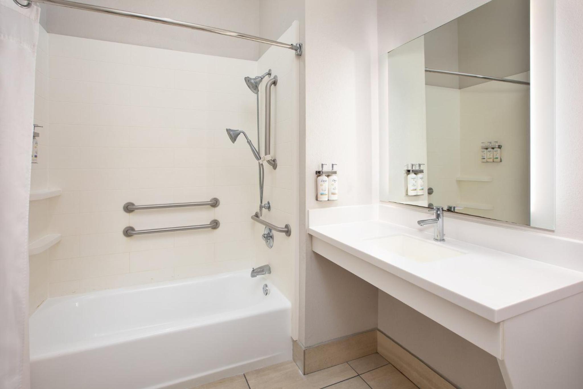 Standard King Room with Mobility Accessible Tub - Photo 3