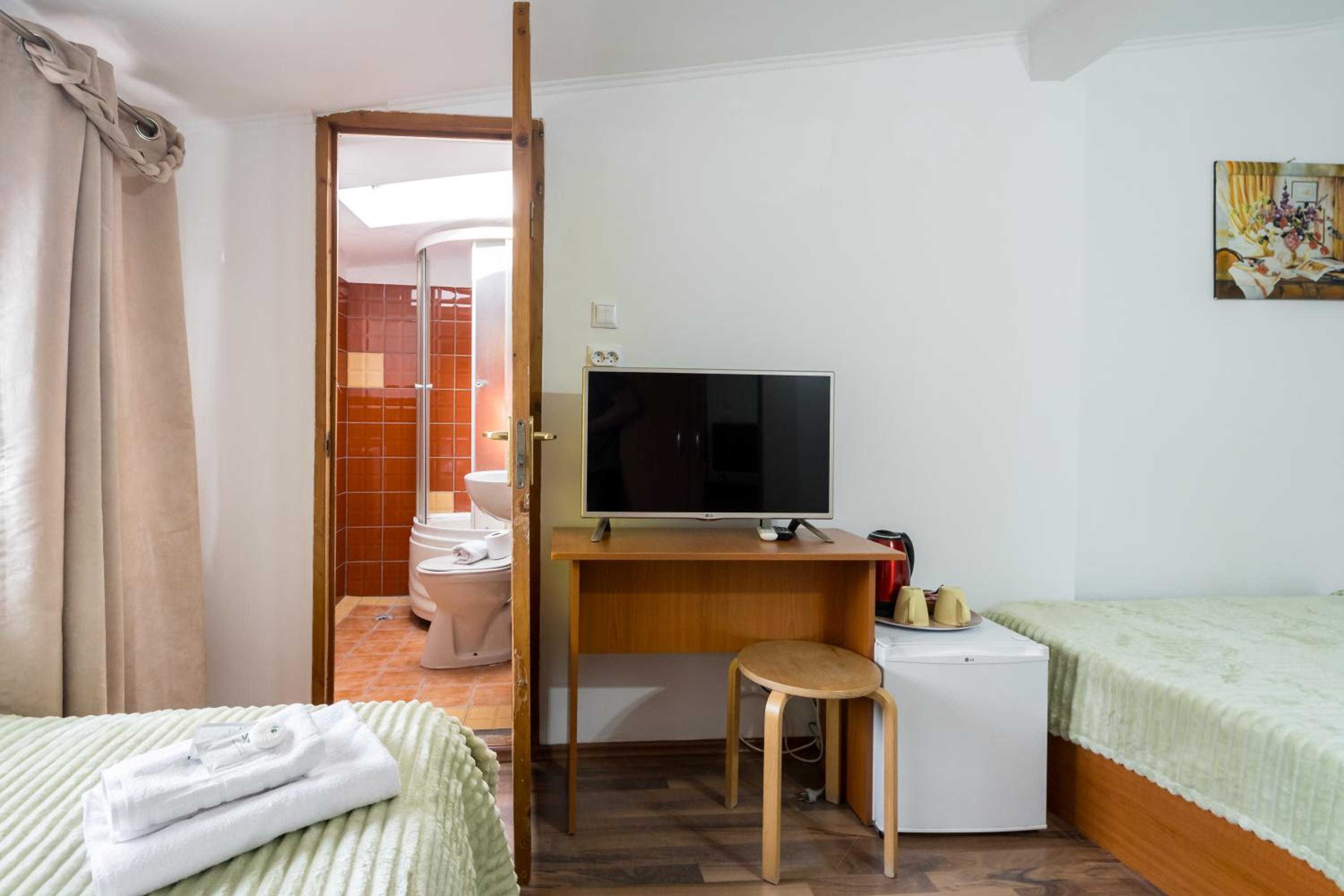 Twin Room - Photo 3
