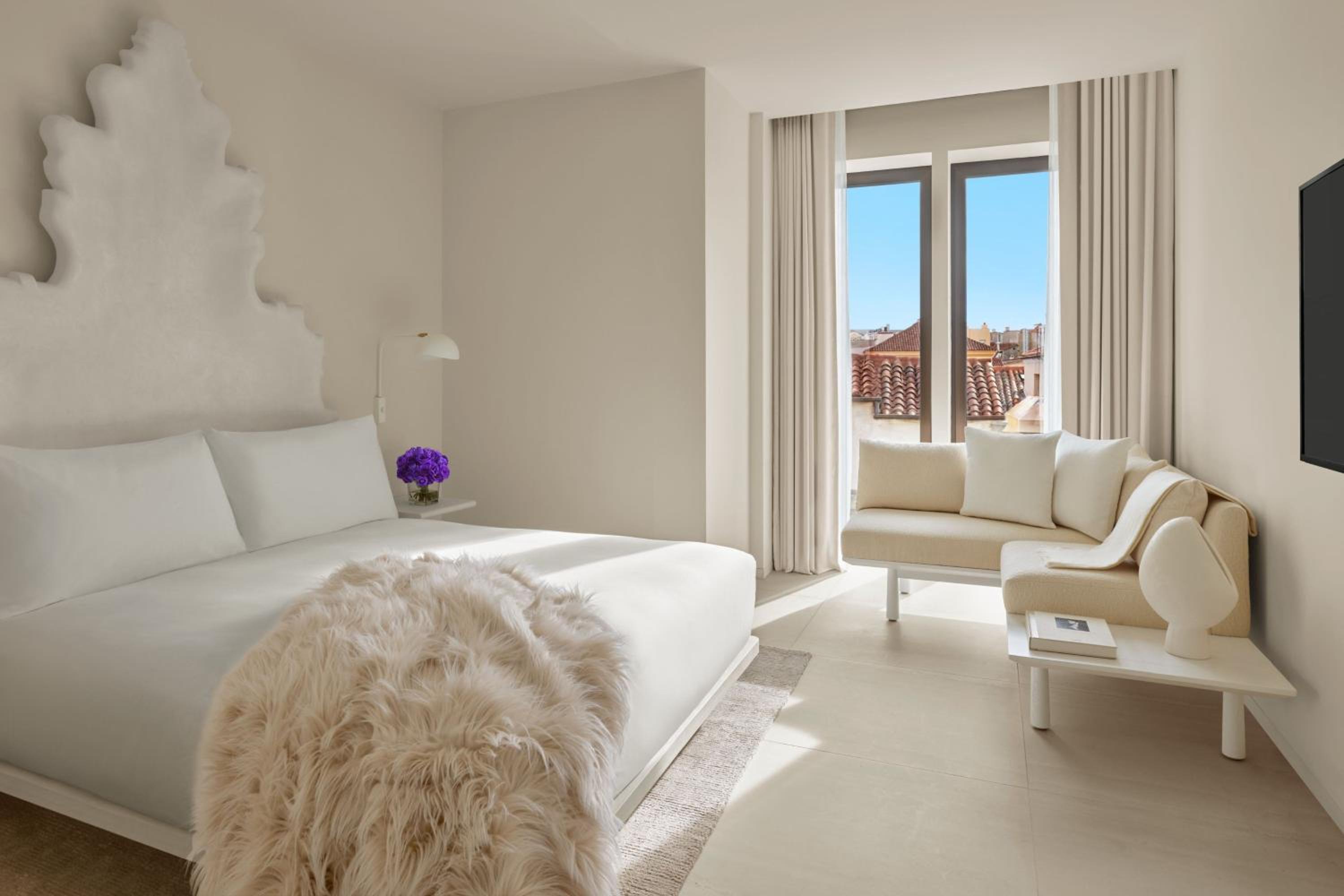 Deluxe King Room with City View