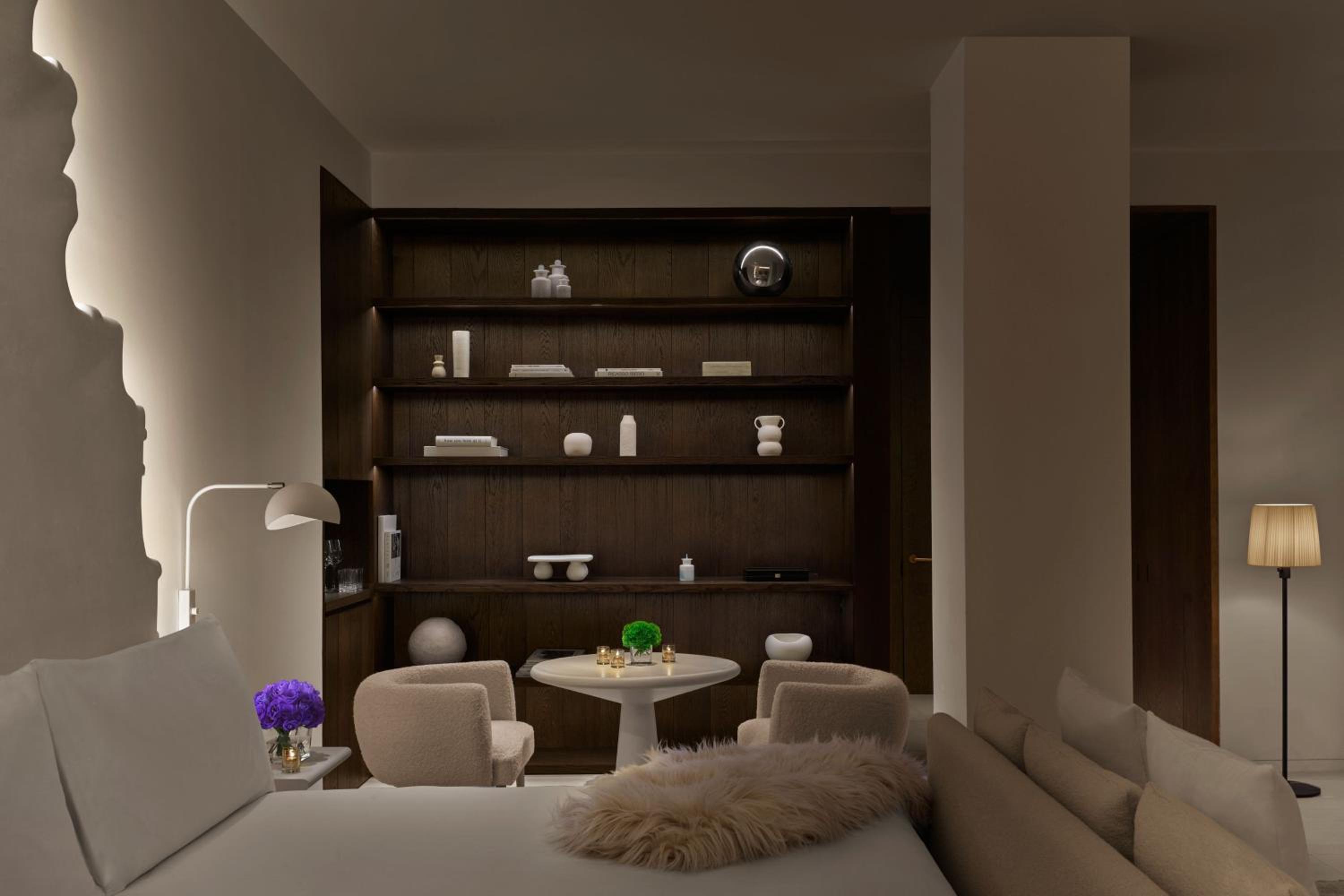One-Bedroom Corner Loft Suite with City View thumbnail 5