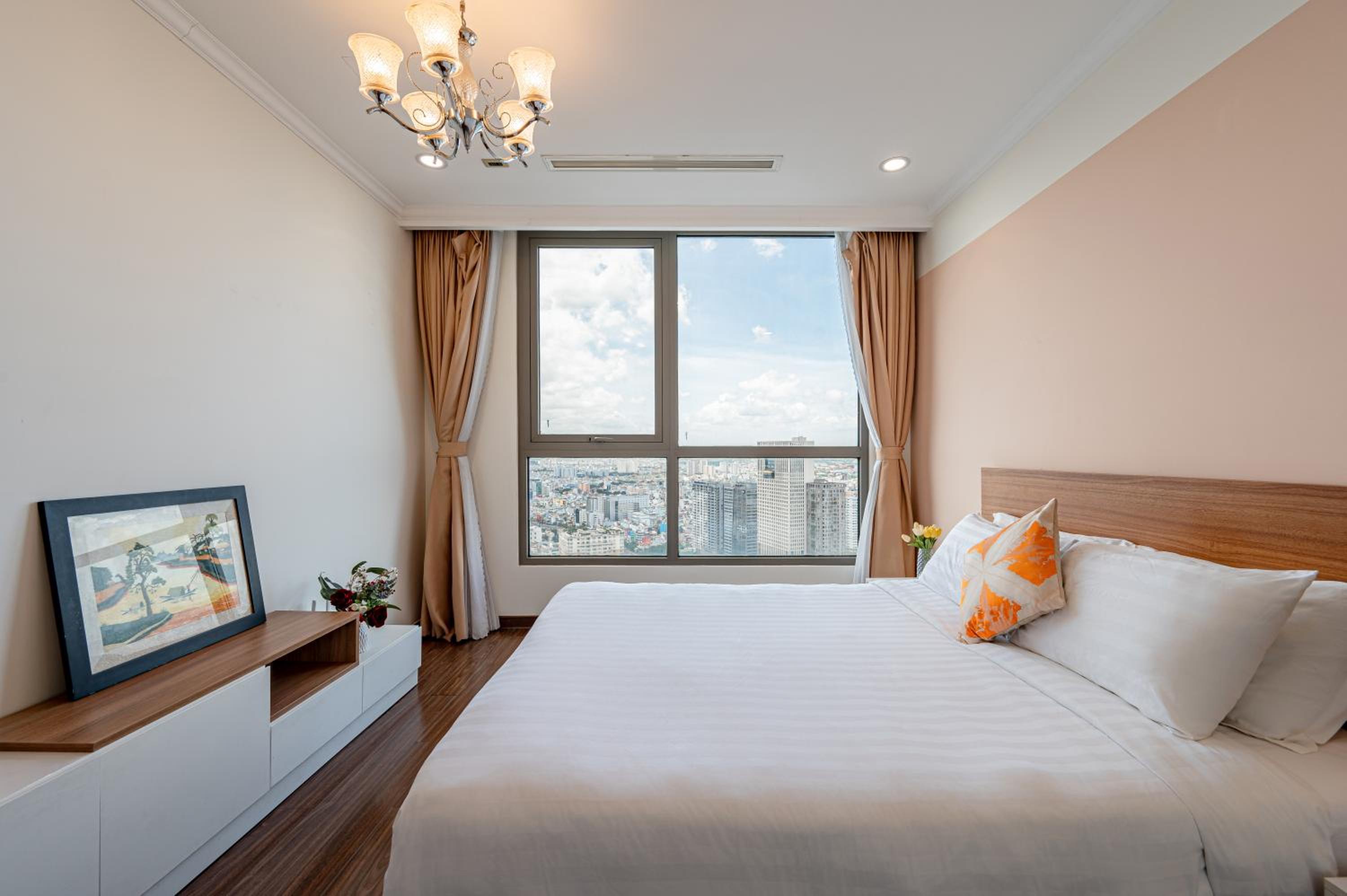 Three-Bedroom Apartment With Balcony photo 2