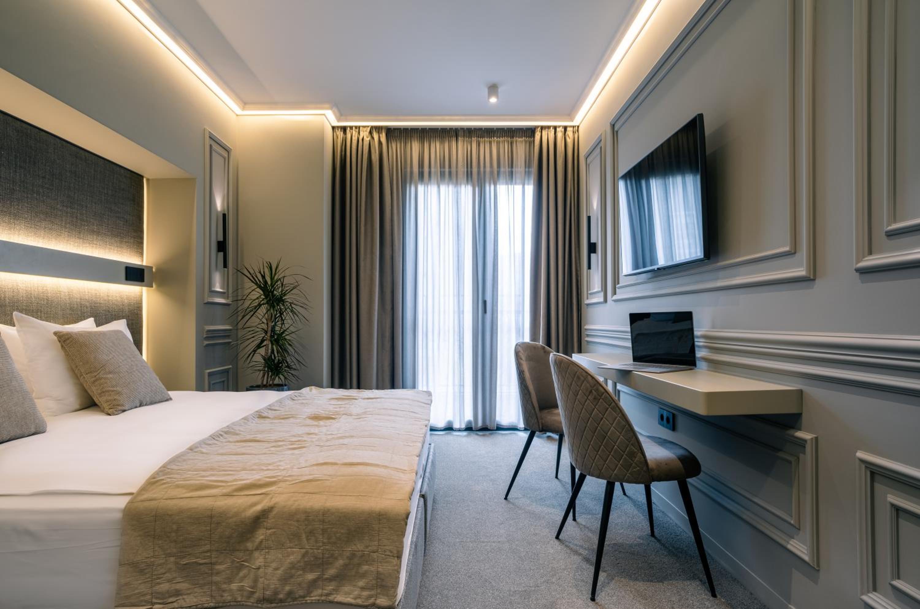 Deluxe Room with French Balcony photo 3