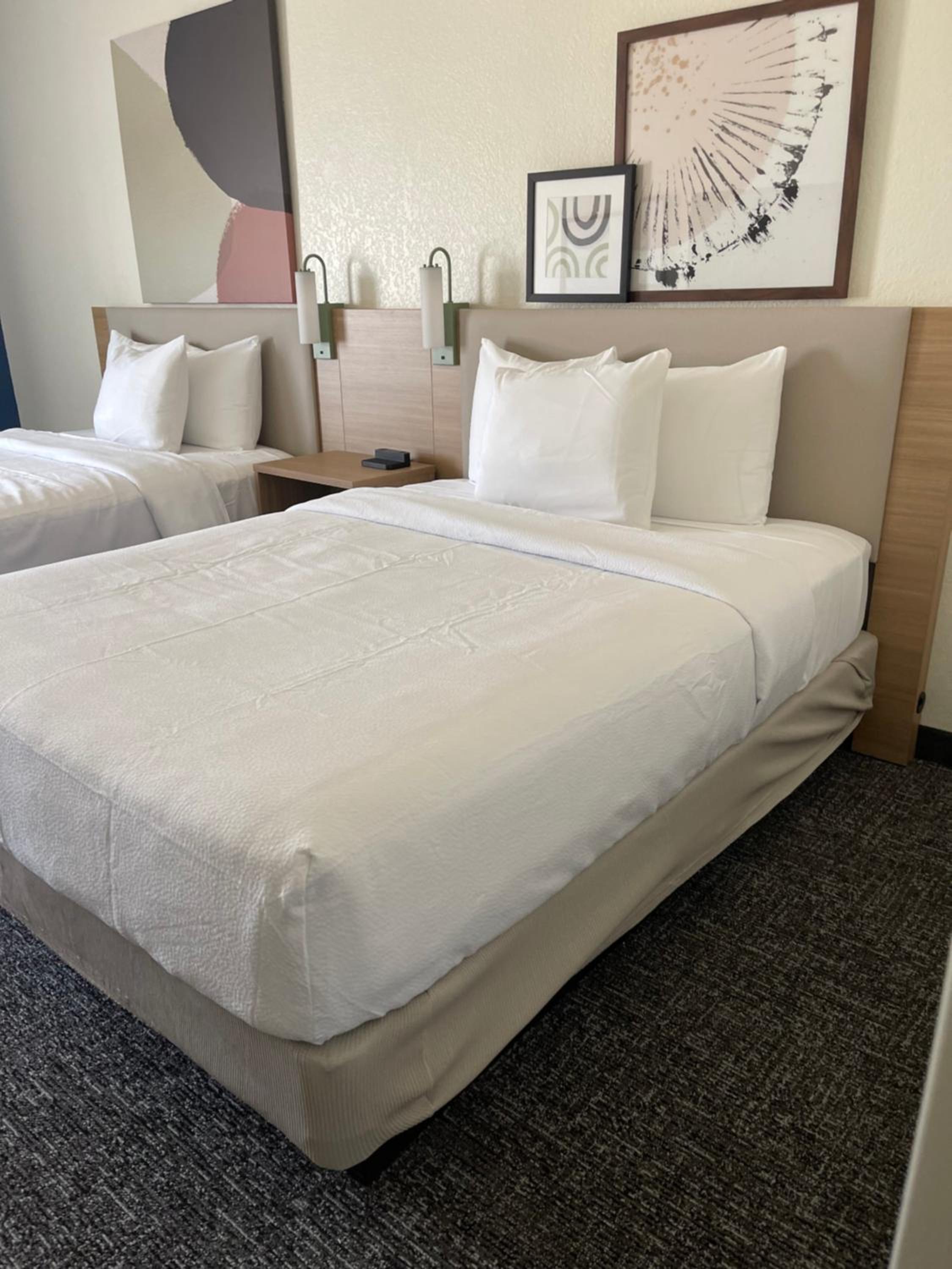 Queen Room with Two Queen Beds - Photo 3