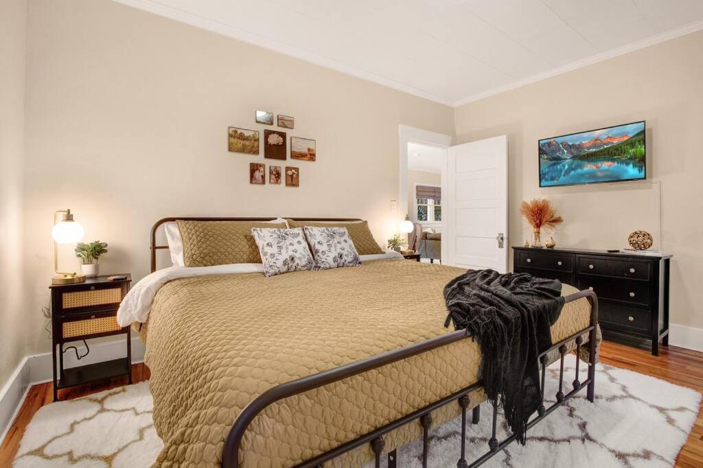 Three-Bedroom House photo 3