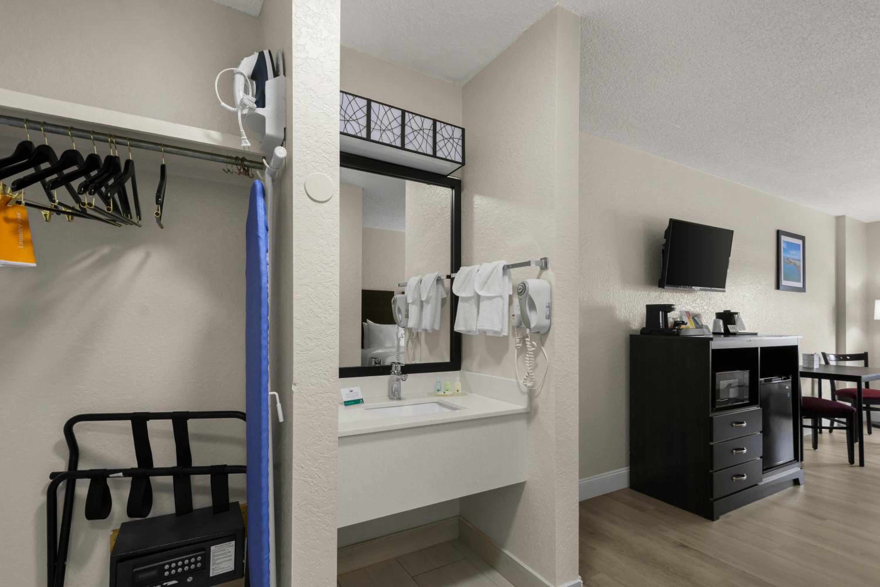 Queen Room with Two Queen Beds - Non-Smoking - Photo 5
